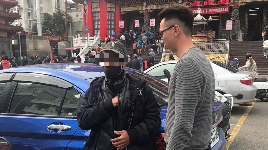 台廟宇派過年物資及5000台幣救濟金 通緝犯現身排隊斷正被捕 台廟宇派過年物資及5000台幣救濟金 通緝犯現身排隊斷正被捕