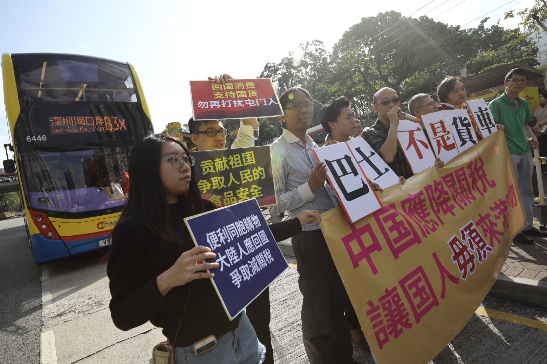 請願人士在屯門市中心B3X巴士總站發起「送走自由行」行動。(盧翊銘攝)