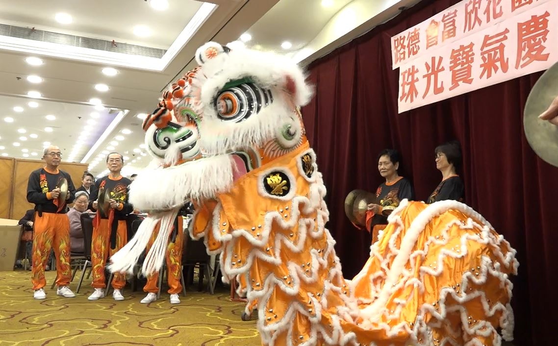 舞獅隊到柴灣一間酒樓舉行的長者團年活動表演。（王海圖攝）