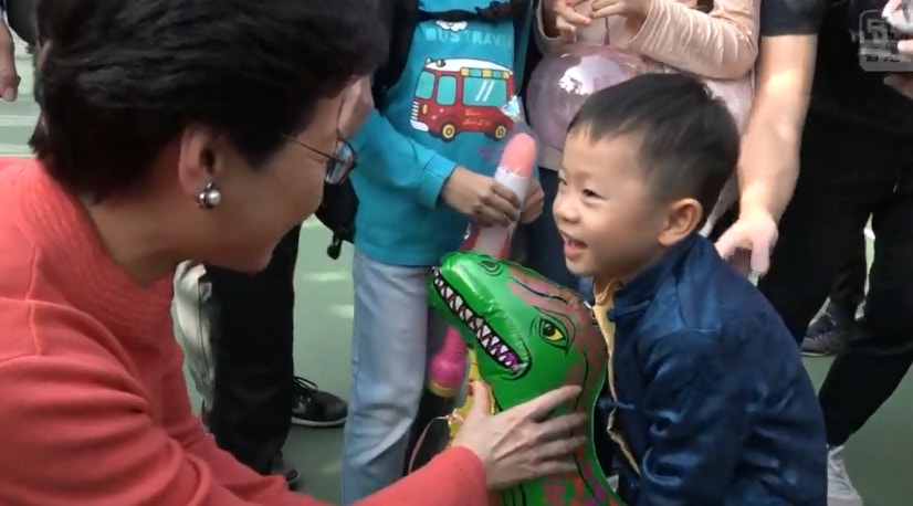 擺脫精英主義」行花市林鄭問三歲童：暴龍英文叫咩？