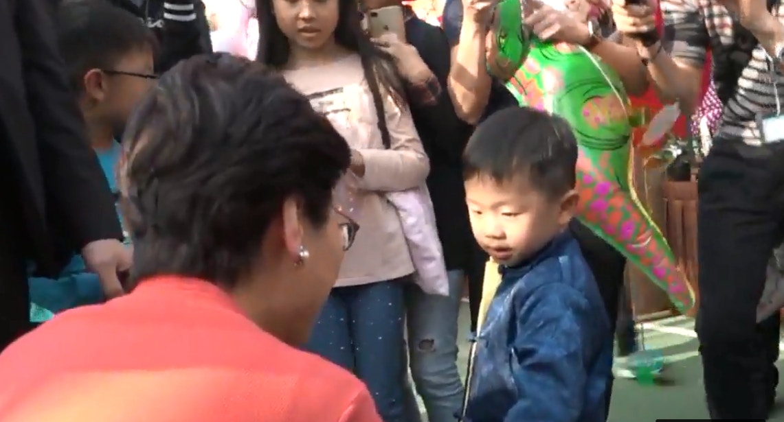 擺脫精英主義」行花市林鄭問三歲童：暴龍英文叫咩？