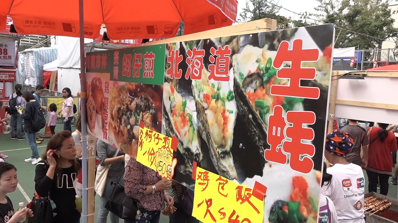 今早在熟食檔所見，宣傳上寫明是「北海道生蚝」，其中「蚝」為蠔的簡體字。