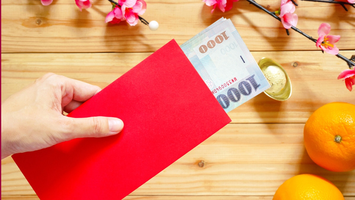 台男拍施2個月去女友家拜年包900元利是被嫌少：你當去飲？