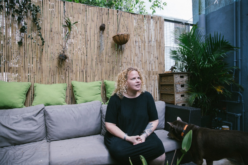 Keren自小受愛護動植物的父親影響,與被拯救的棄養動物一起長大,成長後她定居香港,若沒動物作伴,她亦如坐針氈,故此選擇住在島上。 Keren自小受愛護動植物的父親影響,與被拯救的棄養動物一起長大,成長後她定居香港,若沒動物作伴,她亦如坐針氈,故此選擇住在島上。