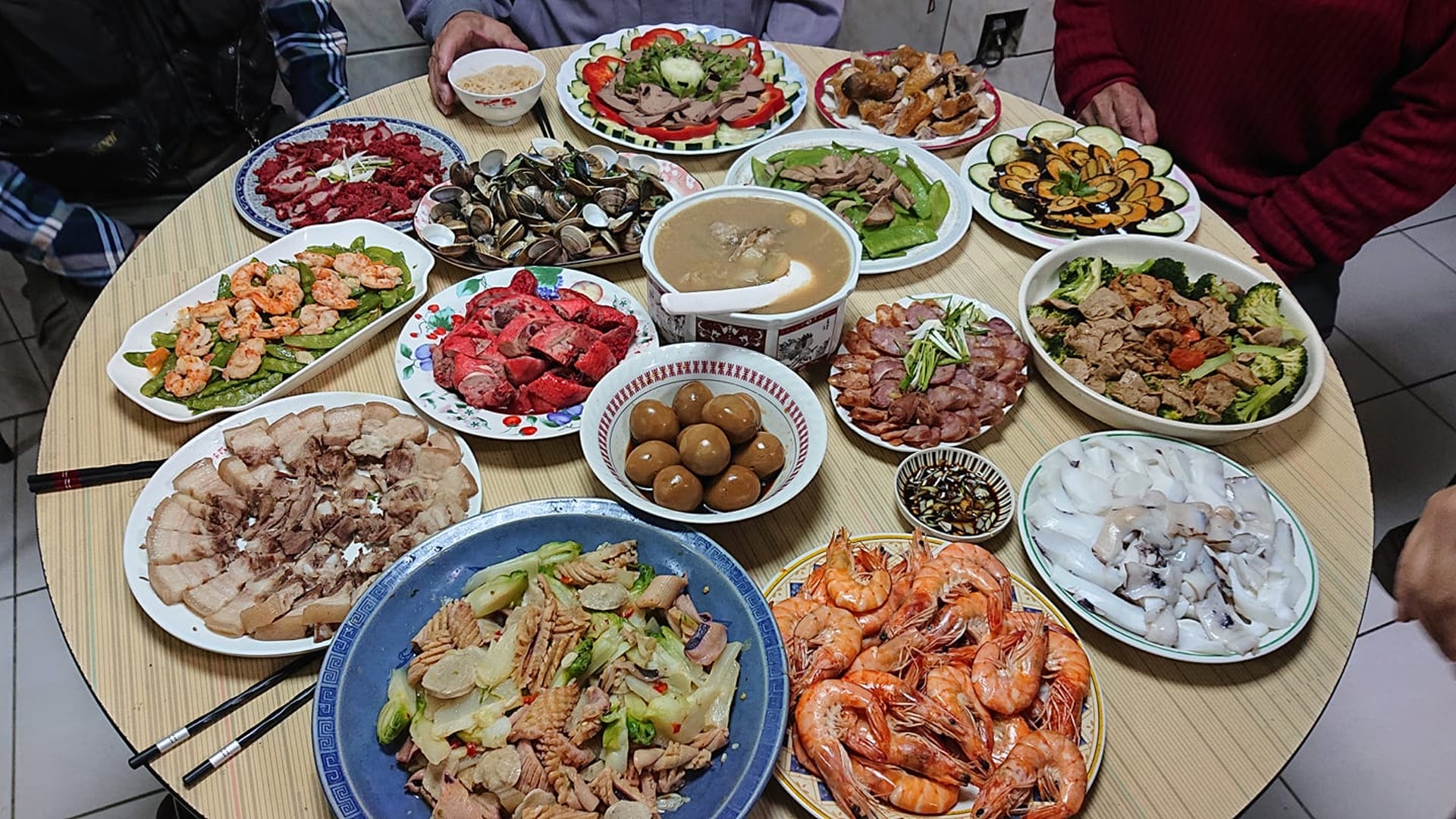 適逢農曆新年即至,團年飯的餐桌上若有一道遼參菜色,不但會引來讚嘆聲,更是給予家人最大的關注和祝福。(facebook群組「爆廢公社」圖片) 適逢農曆新年即至,團年飯的餐桌上若有一道遼參菜色,不但會引來讚嘆聲,更是給予家人最大的關注和祝福。(facebook群組「爆廢公社」圖片)