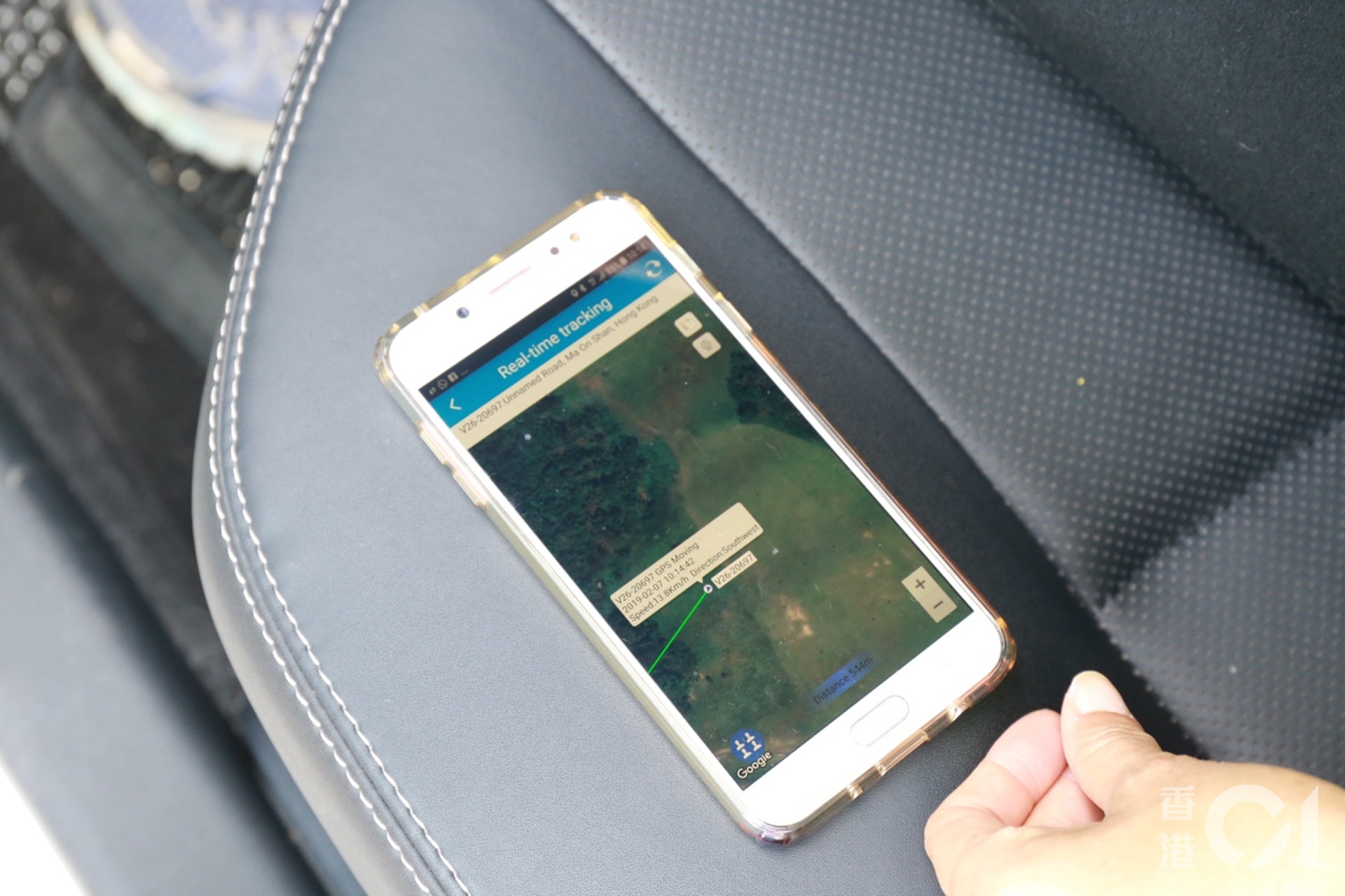 何家美與群組義工更在20多隻流浪牛身上裝了GPS定位裝置,如發現牠們誤闖馬路,義工便會出動將牛隻引領回行人路。 (陳諾希攝) 何家美與群組義工更在20多隻流浪牛身上裝了GPS定位裝置,如發現牠們誤闖馬路,義工便會出動將牛隻引領回行人路。 (陳諾希攝)