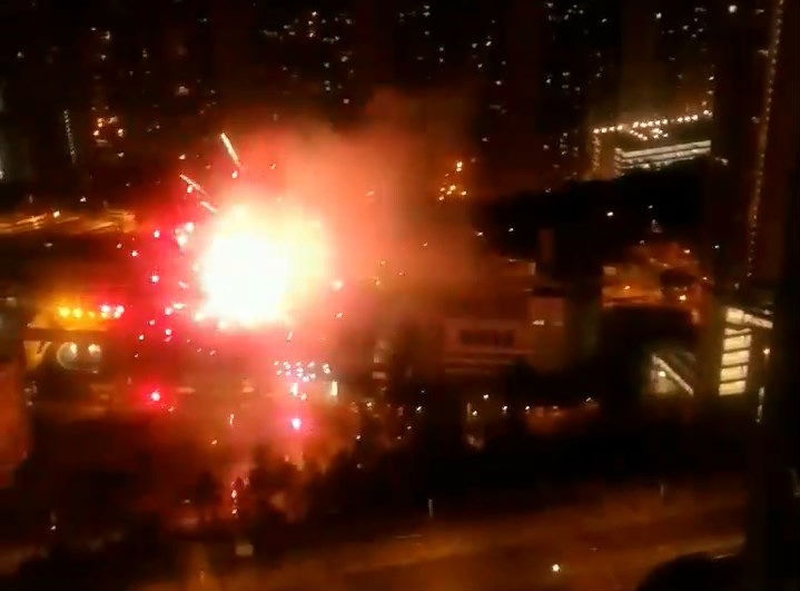 今日凌晨,秀茂坪邨對開出現「民間煙花」。(Wing Ngan / 巴打絲打 Facebook Club 影片截圖) 今日凌晨,秀茂坪邨對開出現「民間煙花」。(Wing Ngan / 巴打絲打 Facebook Club 影片截圖)