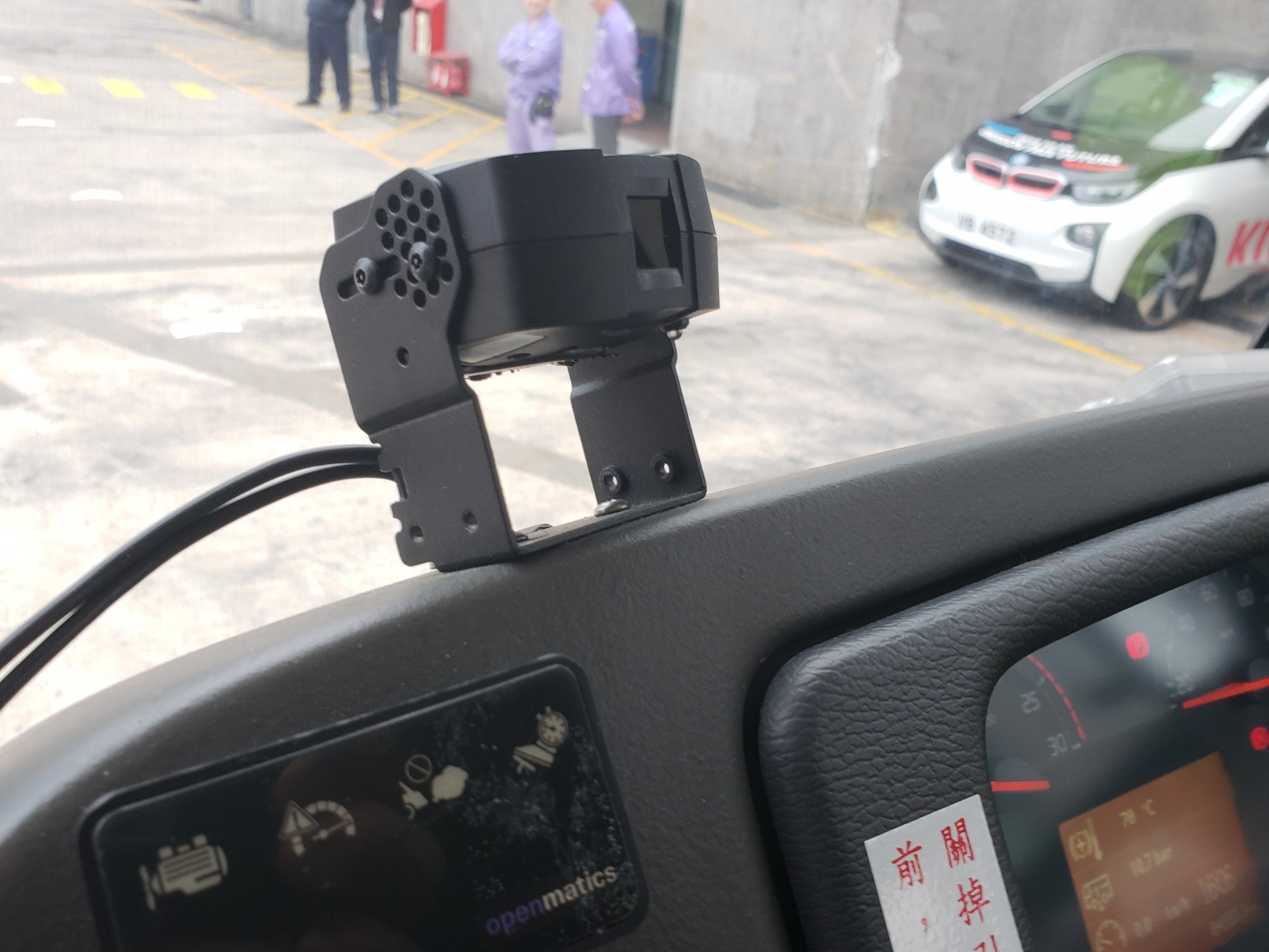 九巴正測試睡意監察系統,如車長打瞌睡,系統就會發出警號。(黃偉倫攝) 九巴正測試睡意監察系統,如車長打瞌睡,系統就會發出警號。(黃偉倫攝)
