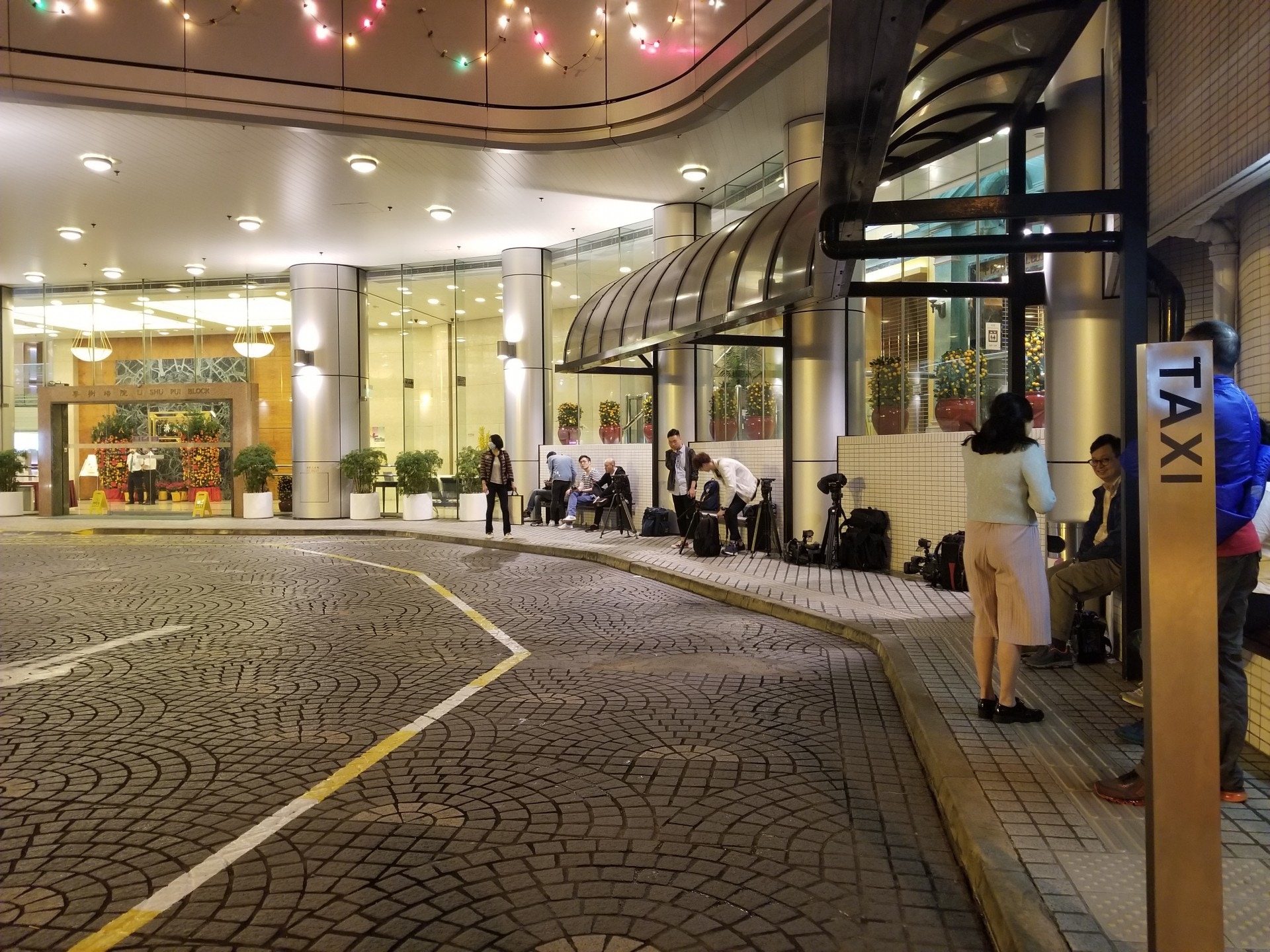 賭王何鴻燊新年留醫養和　四房探望　傳媒醫院守候