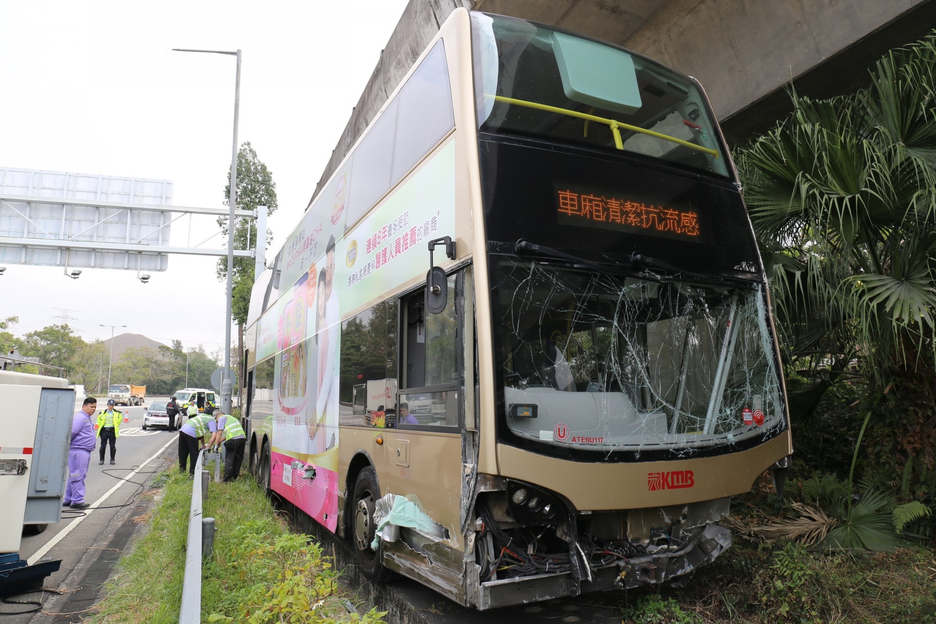 離奇炒車 九巴女車長新田公路撞龍門架剷草地巴士車身遭劏開