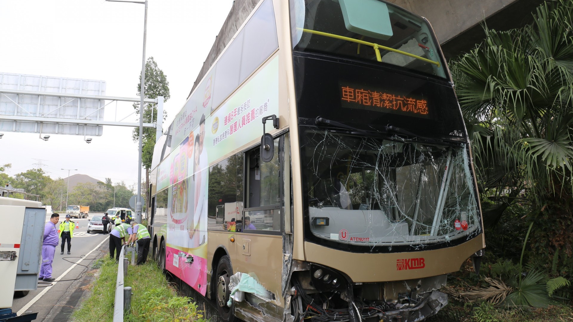 離奇炒車 九巴女車長新田公路撞龍門架剷草地巴士車身遭劏開 離奇炒車 九巴女車長新田公路撞龍門架剷草地巴士車身遭劏開