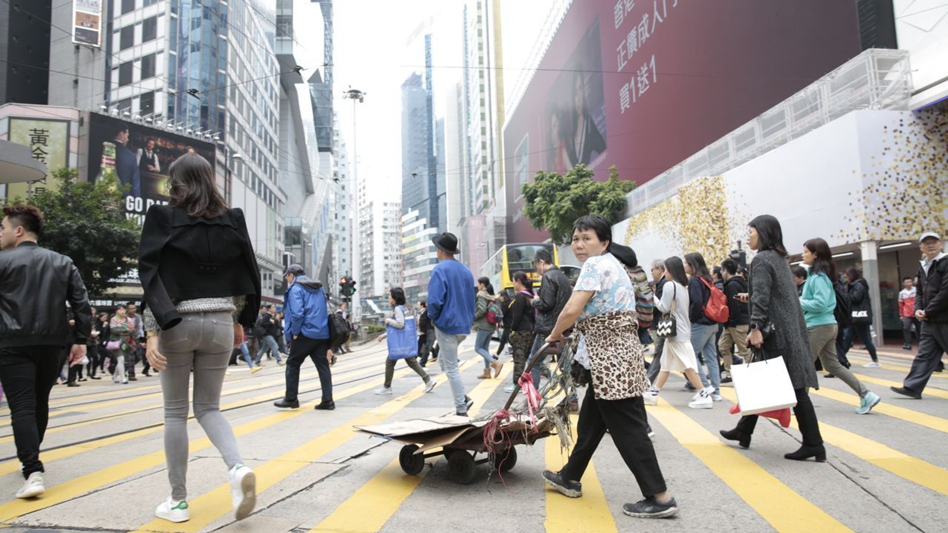 消息指,積金局計劃提高強積金供款入息上、下限,上限增至3.3萬元,下限增至1.01萬元,預料勞資雙方每月最多供多150元。(資料圖片) 消息指,積金局計劃提高強積金供款入息上、下限,上限增至3.3萬元,下限增至1.01萬元,預料勞資雙方每月最多供多150元。(資料圖片)