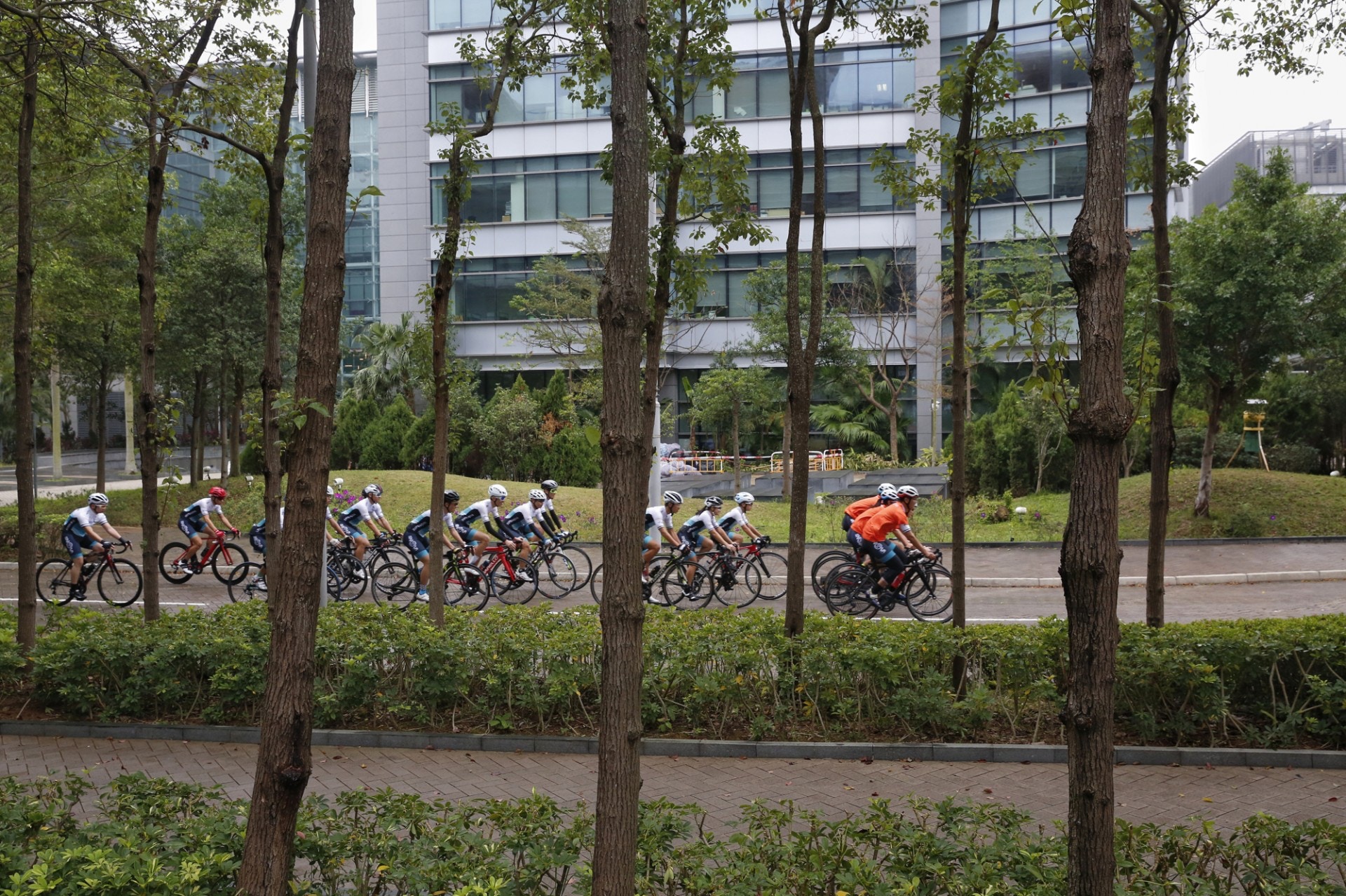 前港青教練曾啟明與前港隊成員曾曉彤、袁智浩等，成立了一隊青少年單車隊「Supernova」。（張浩維攝）
