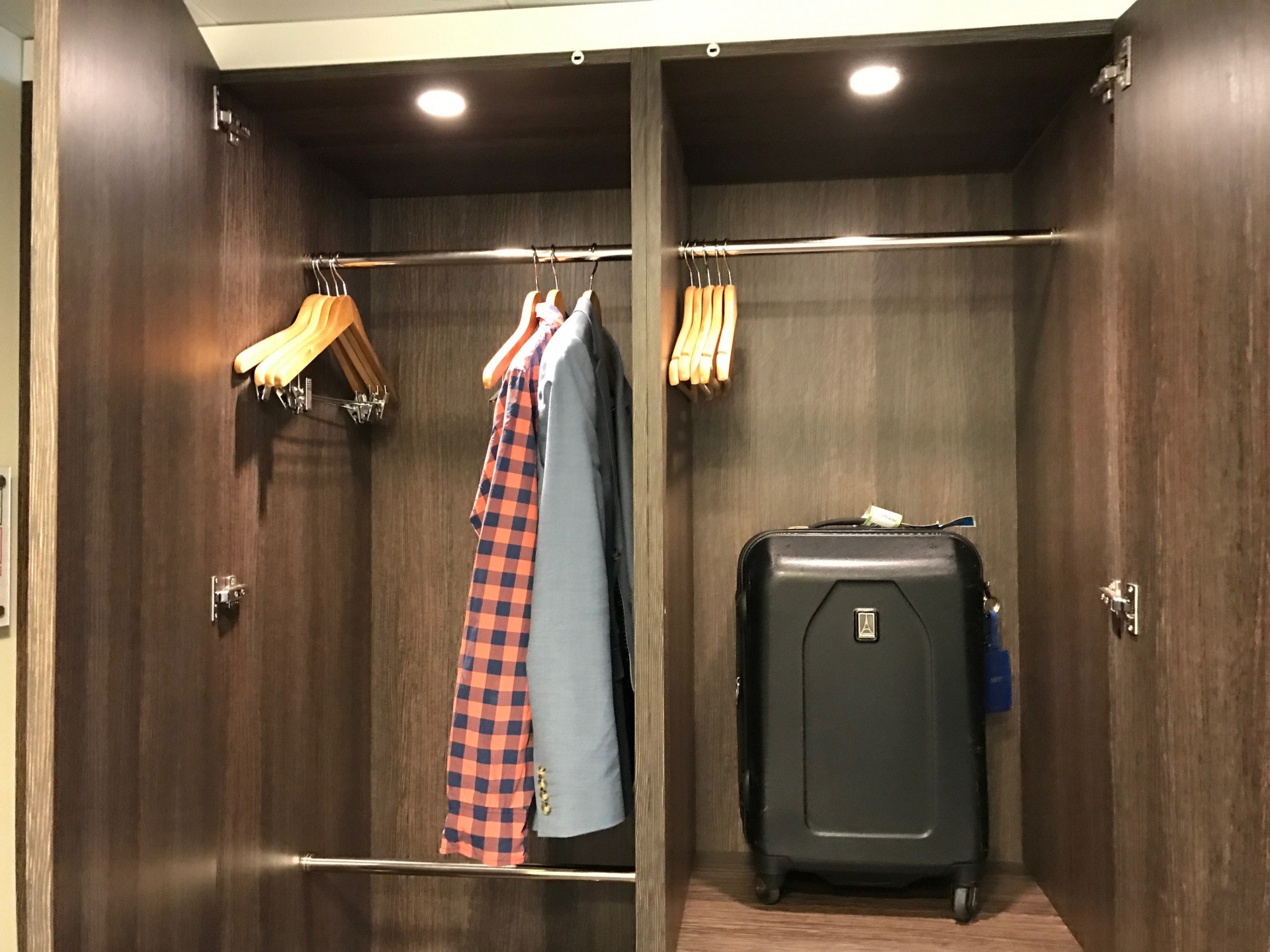 酒店衣櫃是不少靈體的藏身之處,因為很多人都相信如將衣服掛起會引靈體穿上。(圖片來源:BoardingArea) 酒店衣櫃是不少靈體的藏身之處,因為很多人都相信如將衣服掛起會引靈體穿上。(圖片來源:BoardingArea)