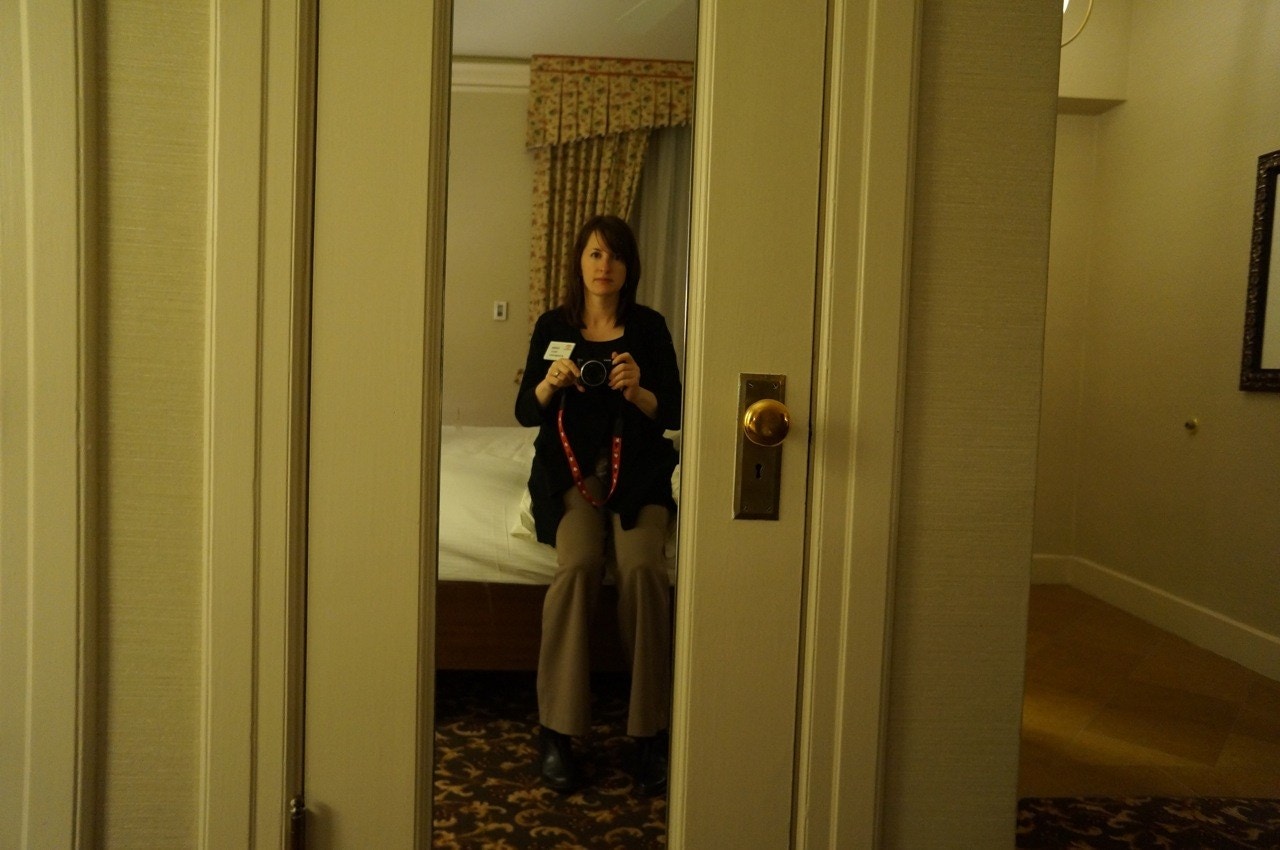 半夜在酒店房盡量避免自拍，有可能會拍出其他「意想不到」的畫面！（圖片來源：All Things Fadra）