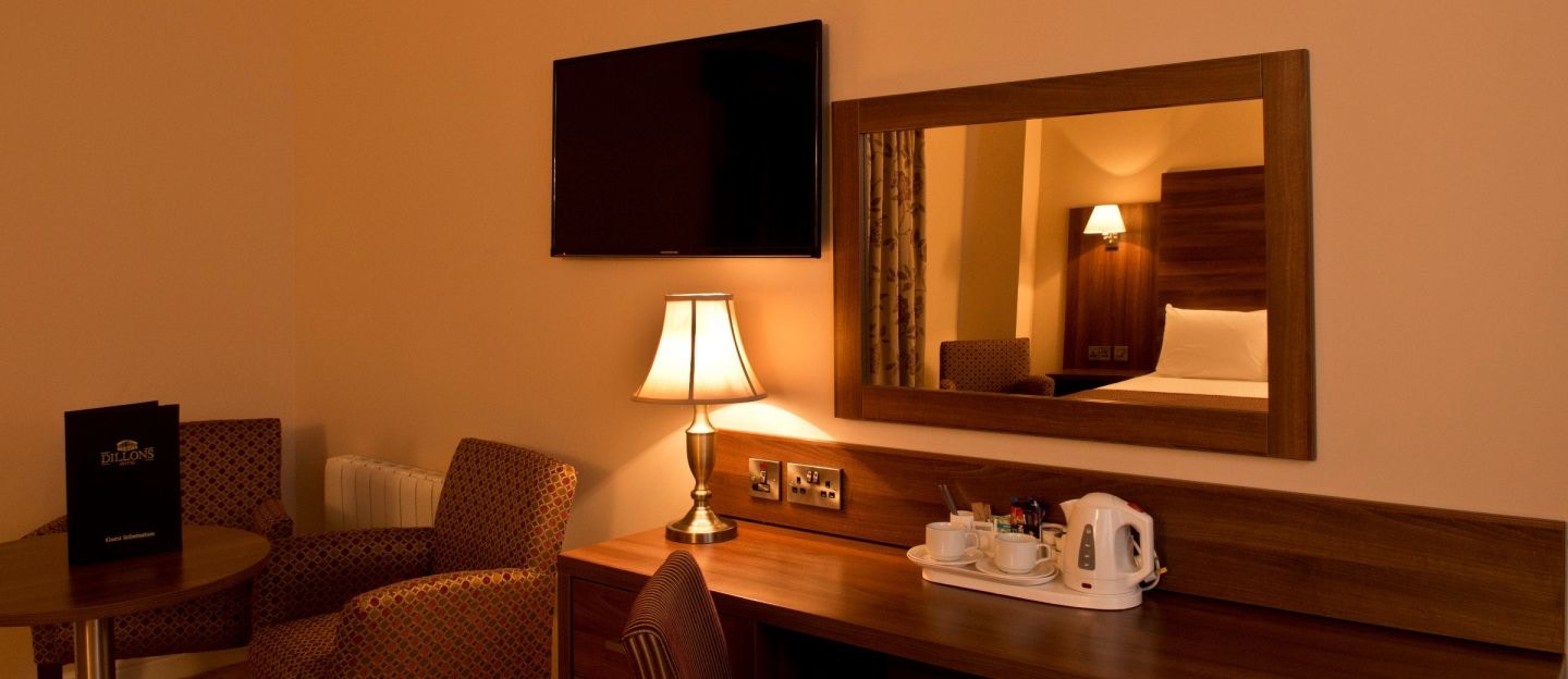 如入住的酒店房間，鏡子對著睡床的話，可考慮用衣服遮住。（圖片來源：Dillons Hotel）