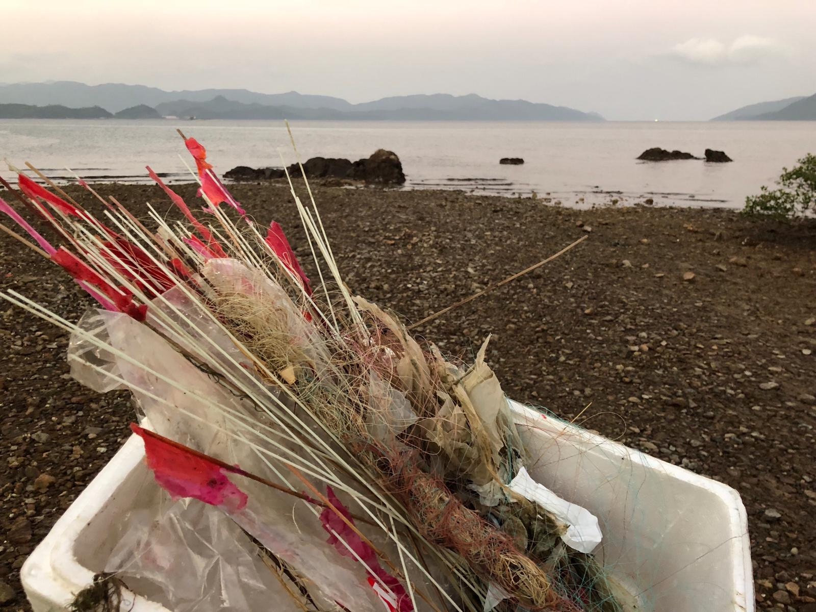 【當風箏遇上膠】泥涌石灘佈滿膠風箏殘骸　破壞濕地公園生態