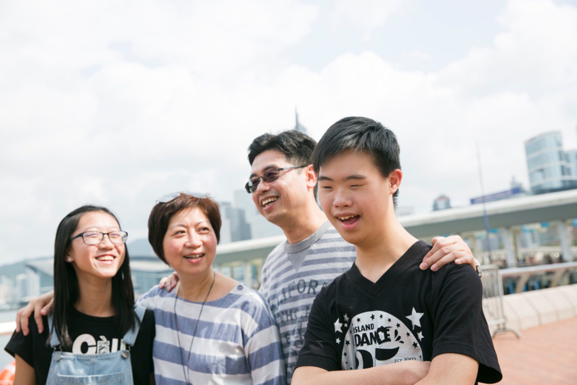 何生、何太的大兒子思朗(右) 今年16歲,自出生起就患上了唐氏綜合症。 何生、何太的大兒子思朗(右) 今年16歲,自出生起就患上了唐氏綜合症。