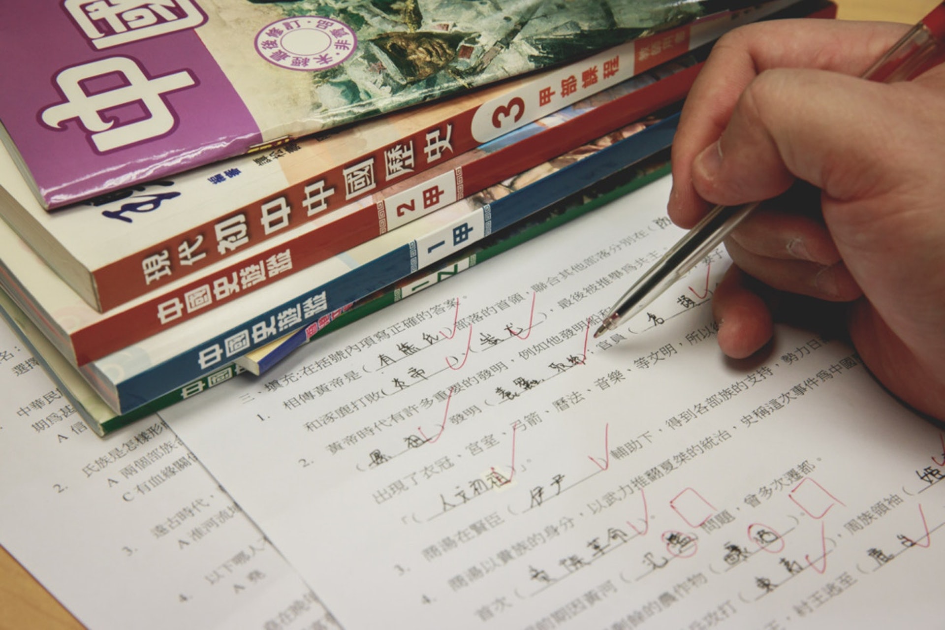 對於大多數的香港人來說,主要通過課本獲取基本的歷史常識。(資料圖片) 對於大多數的香港人來說,主要通過課本獲取基本的歷史常識。(資料圖片)