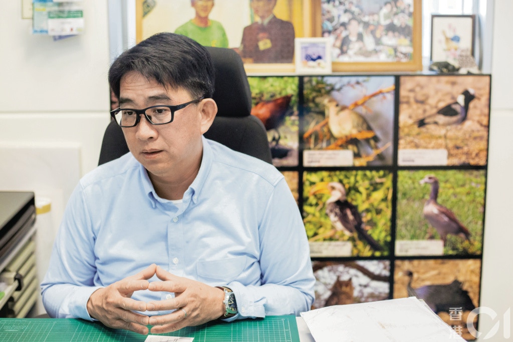 隨着城市基建項目的擴展,香港本地鯨豚的棲息環境日漸萎縮。侯智恒指,政 府須全面平衡保育與發展的利弊。(梁鵬威攝) 隨着城市基建項目的擴展,香港本地鯨豚的棲息環境日漸萎縮。侯智恒指,政 府須全面平衡保育與發展的利弊。(梁鵬威攝)