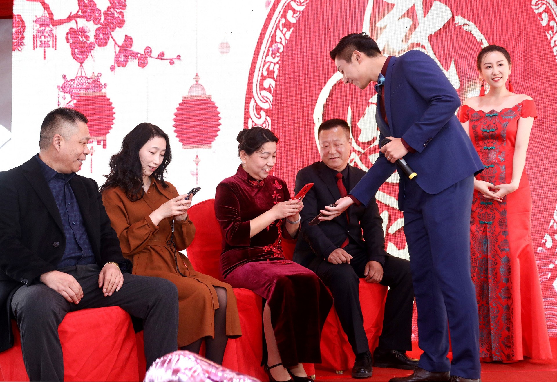 中國人愛派紅包,所以手機發紅包簡直是偉大發明。(視覺中國) 中國人愛派紅包,所以手機發紅包簡直是偉大發明。(視覺中國)