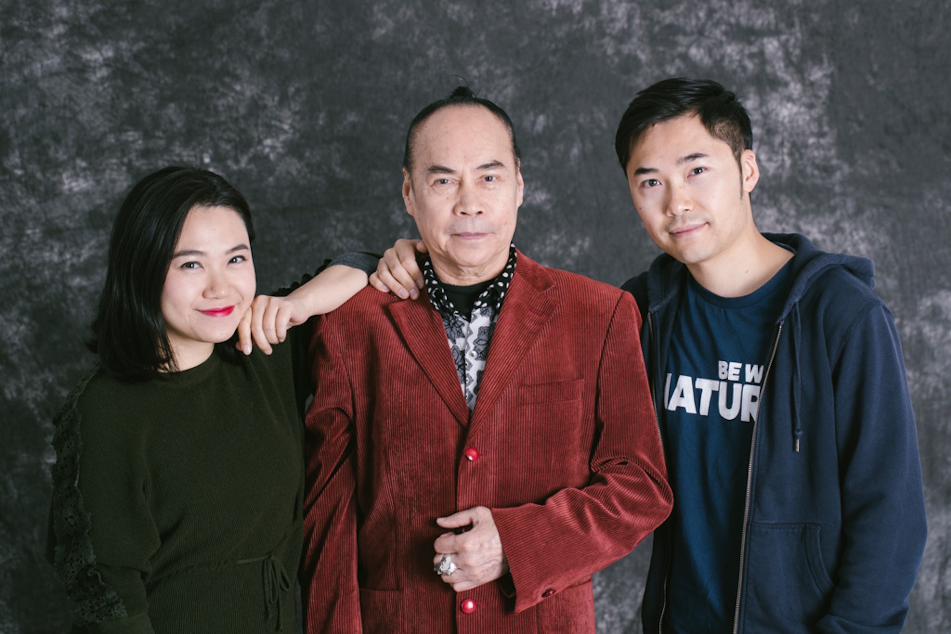 (左起)韋飛雄、韋瑞群、韋財雄——由日常裝束,絕對想不到他們是變臉家族成員。(鄭子峰攝) (左起)韋飛雄、韋瑞群、韋財雄——由日常裝束,絕對想不到他們是變臉家族成員。(鄭子峰攝)
