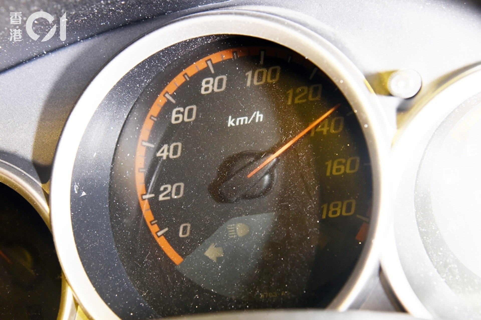 私家車屏廈路自炒翻側兩人被困失事後速度計停留於130公里 私家車屏廈路自炒翻側兩人被困失事後速度計停留於130公里