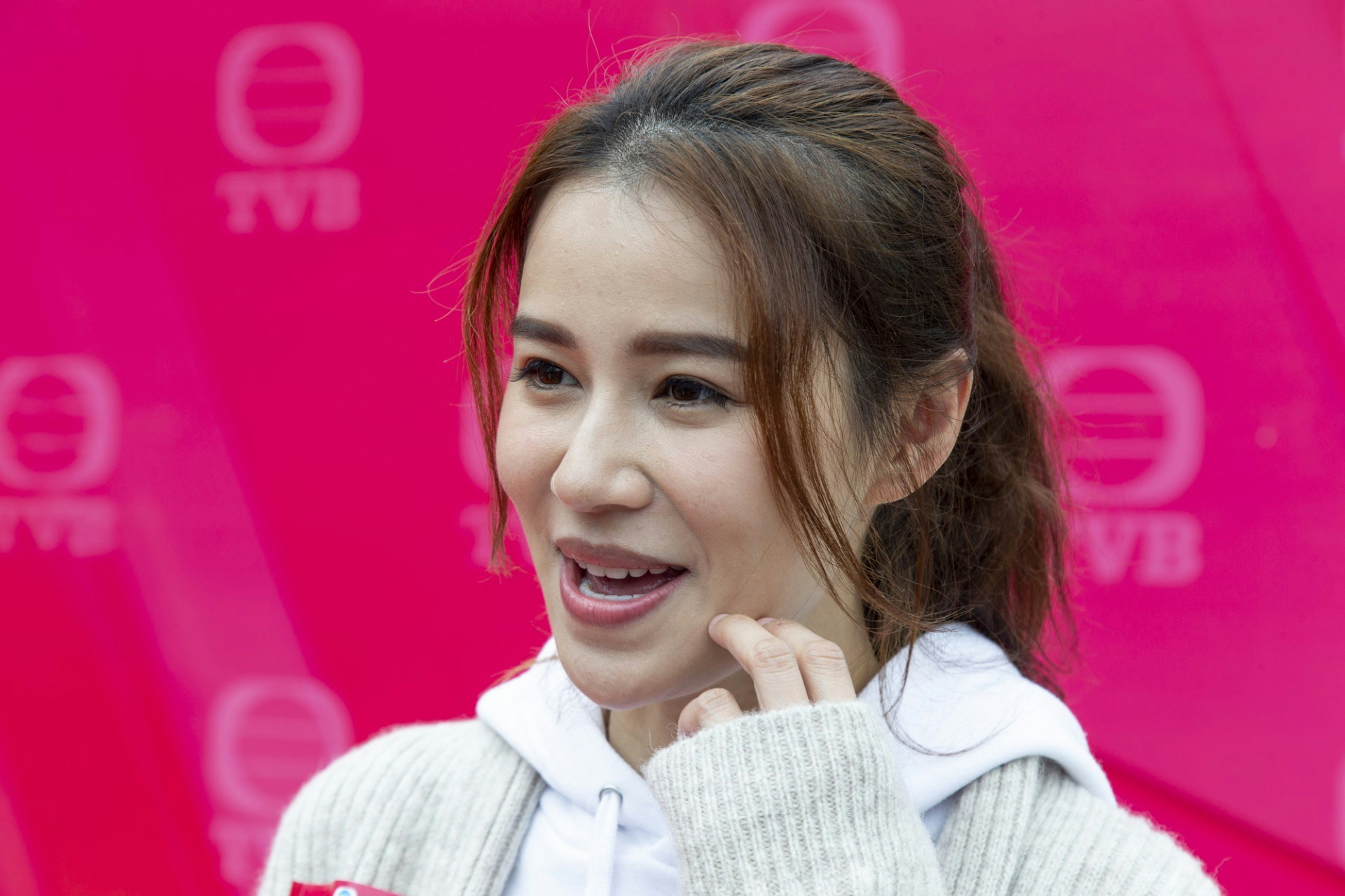 明天就是翠如結婚後的首個情人節，她笑言自己已經沒了情人：「係唔係結咗婚嘅人就唔再有情人節㗎喇？好似冇咗個情人喎依家！」（黃國立攝）