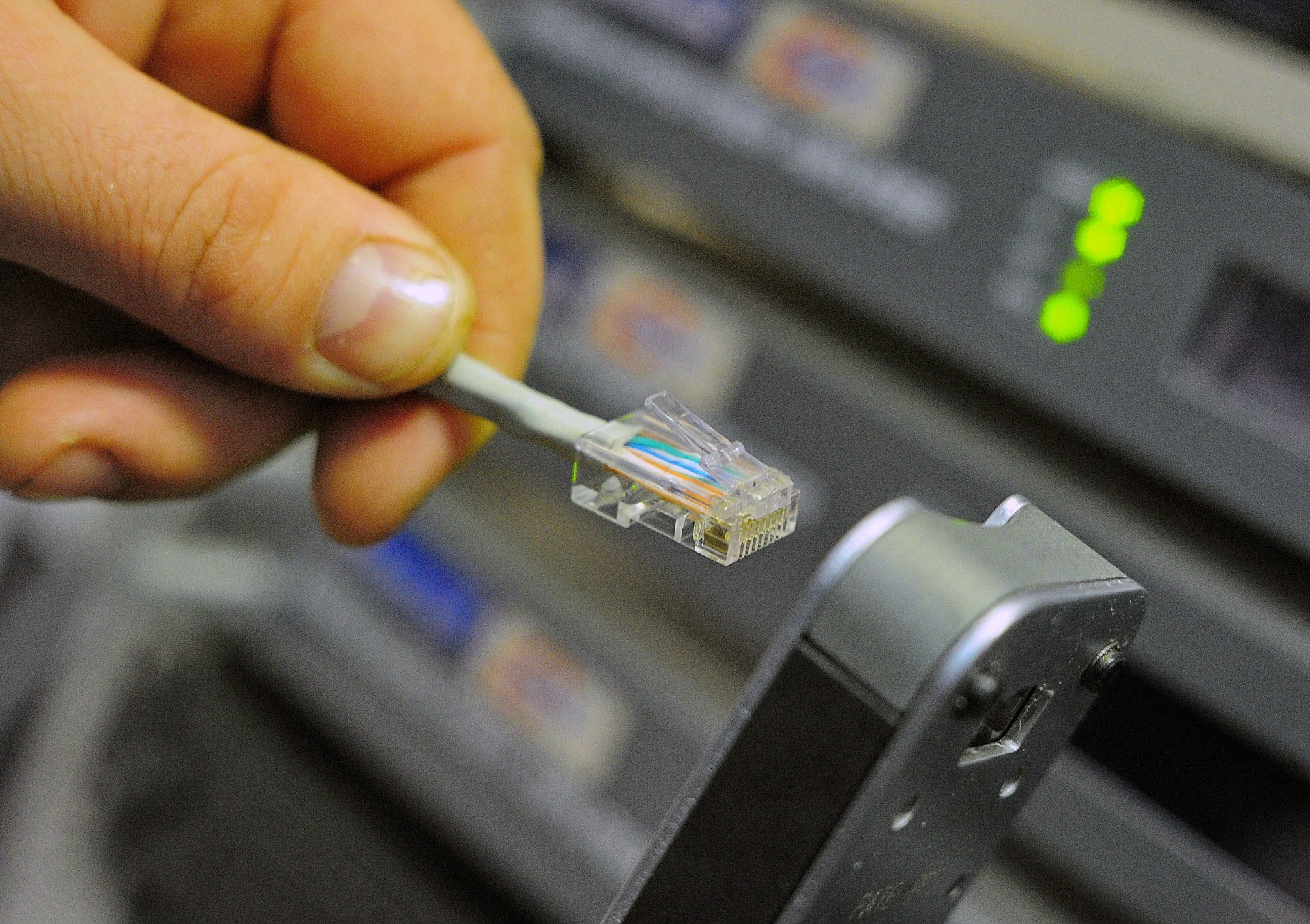 新光纖傳輸技術能容納近300億人同時通話。(視覺中國)