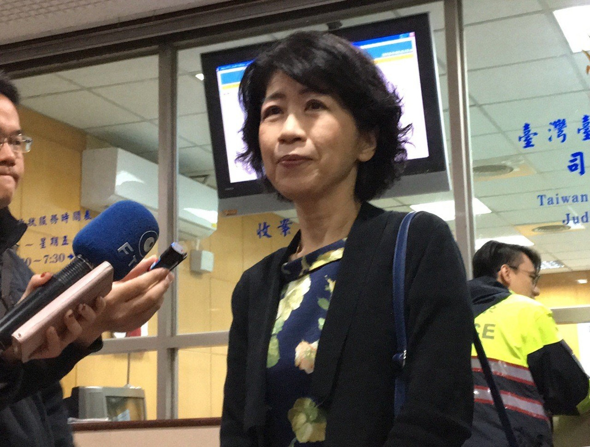 柯文哲夫人陳佩琪狀告三立電視台一案今天開庭審理，陳佩琪出席庭審時一度哽咽。（聯合報）