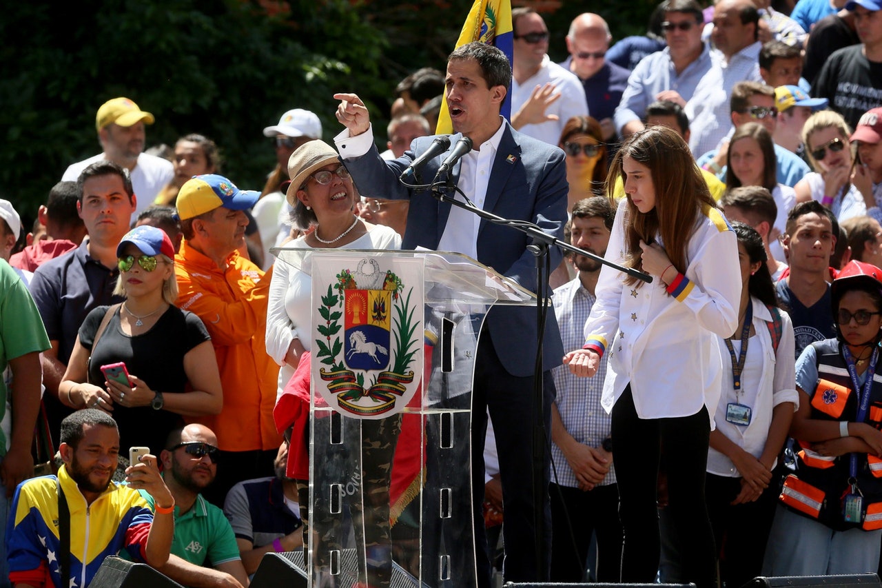 反對派領袖瓜伊多(Juan Guaido)在集會上向民眾表示,人道物資將於2月23日運抵委內瑞拉。他還要求軍隊讓物資進入國內。(Getty Images) 反對派領袖瓜伊多(Juan Guaido)在集會上向民眾表示,人道物資將於2月23日運抵委內瑞拉。他還要求軍隊讓物資進入國內。(Getty Images)