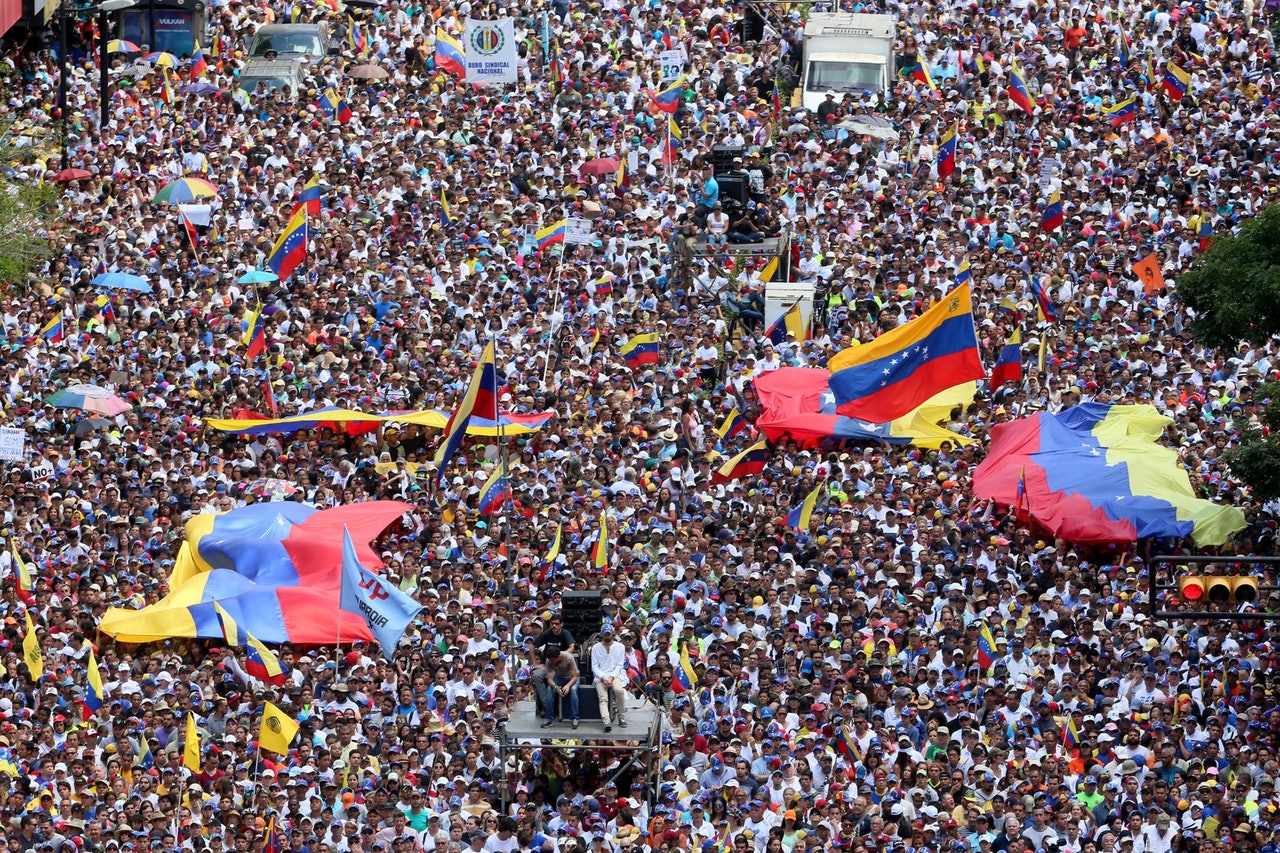 委內瑞拉政治危機持續,反對派支持者2月12日在首都加拉加斯(Caracas)東部舉行集會,要求總統馬杜羅(Nicolas Maduro)批准人道物資運入境。(Getty Images) 委內瑞拉政治危機持續,反對派支持者2月12日在首都加拉加斯(Caracas)東部舉行集會,要求總統馬杜羅(Nicolas Maduro)批准人道物資運入境。(Getty Images)