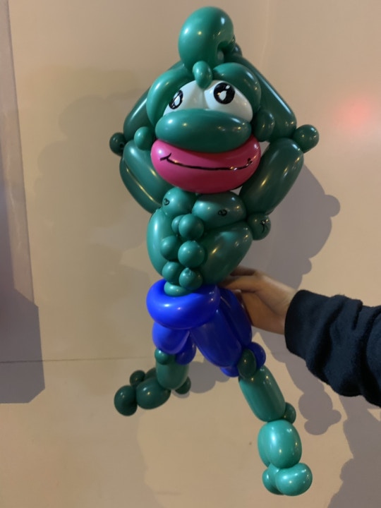 連登仔扭出青蛙Pepe造型氣球整埋6「粒」腹肌勁逼真