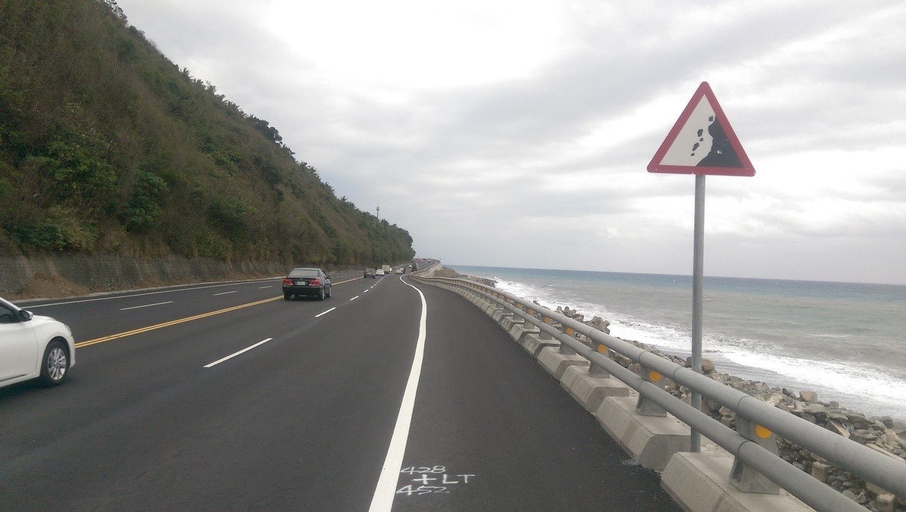 台公路 注意落石 警告牌不放山邊放海邊司機爆笑 太平洋有山