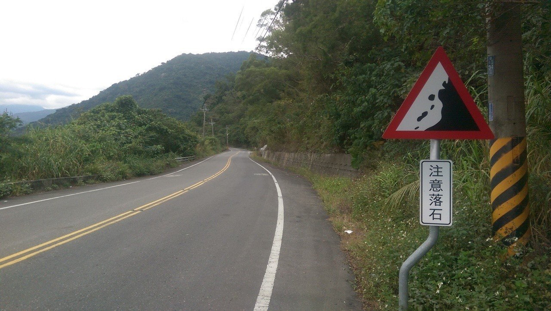 台公路 注意落石 警告牌不放山邊放海邊司機爆笑 太平洋有山 台公路 注意落石 警告牌不放山邊放海邊司機爆笑 太平洋有山