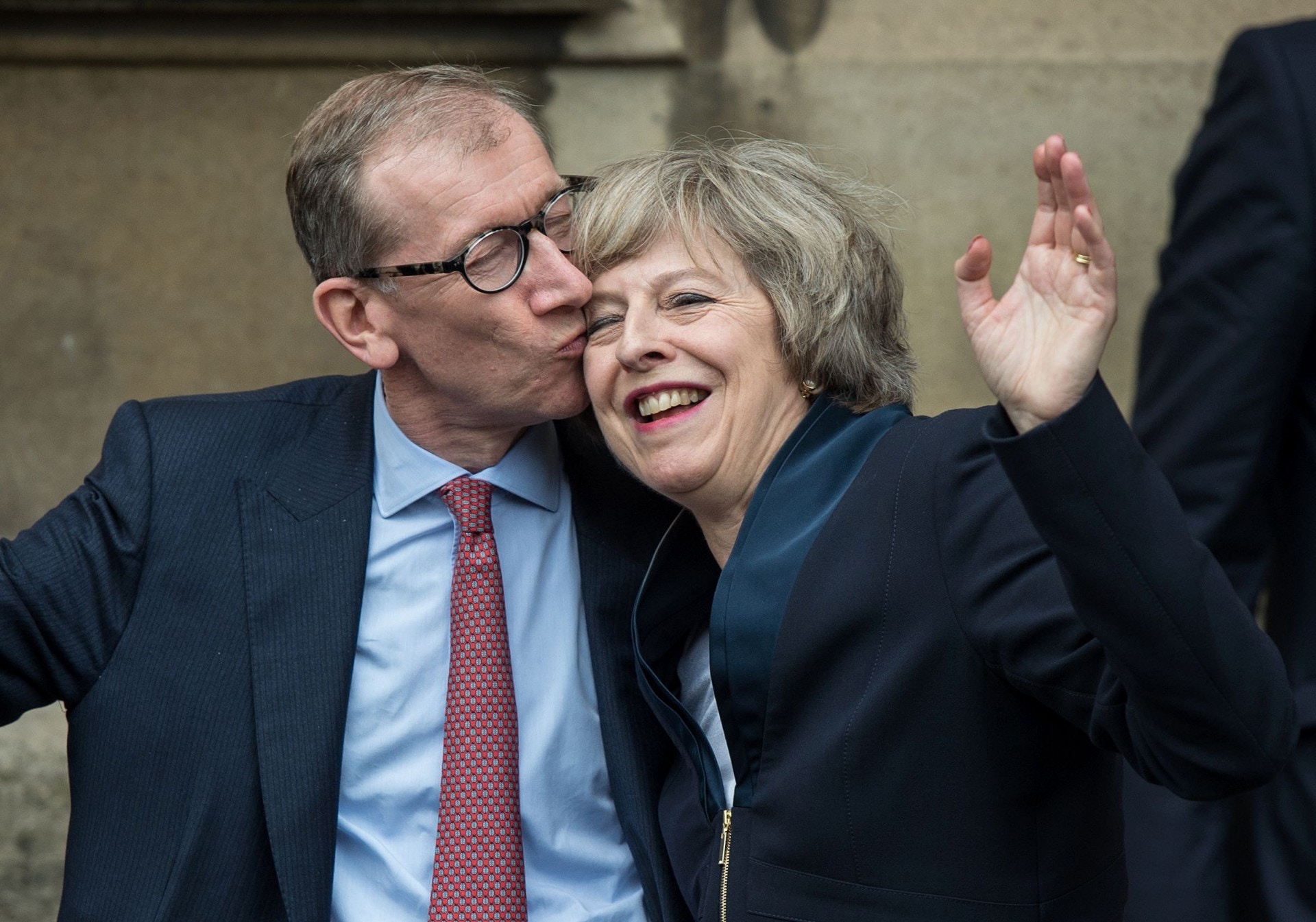 英國首相文翠珊（Theresa May）與丈夫美爾（Philip May）是牛津大學同學，梅爾比文翠珊少一歲。兩人於1980年9月結婚，至今已滿38年，人前人後表現恩愛。據說文翠珊在國會發言時，美爾都會到場靜聽支持。（視覺中國）