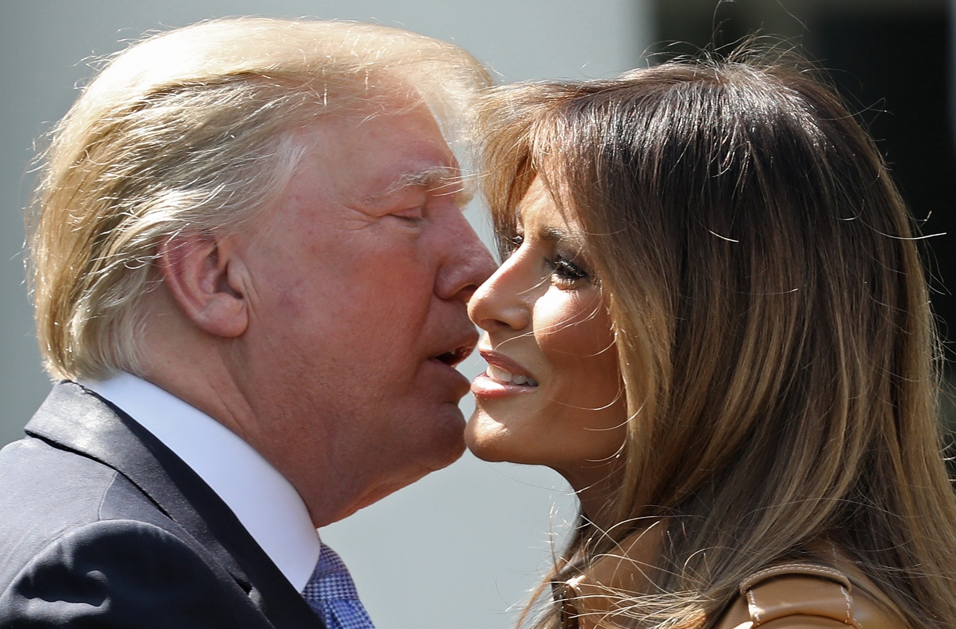 美國總統特朗普（Donald Trump）與第一夫人梅拉尼婭（Melania Trump）的夫妻關係，是媒體津津樂道的話題。特朗普被指與多名女星有染，不過這似乎並不影響他與梅拉尼婭繼續在公眾場合曬恩愛。（Getty Images）