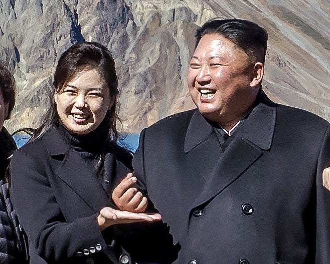 朝鮮最高領袖金正恩2018年頻頻與夫人李雪主一同出席重要政治場合。圖為金正恩夫婦與文在寅夫婦赴長白山參觀時，金正恩擺出心形手勢。（視覺中國）