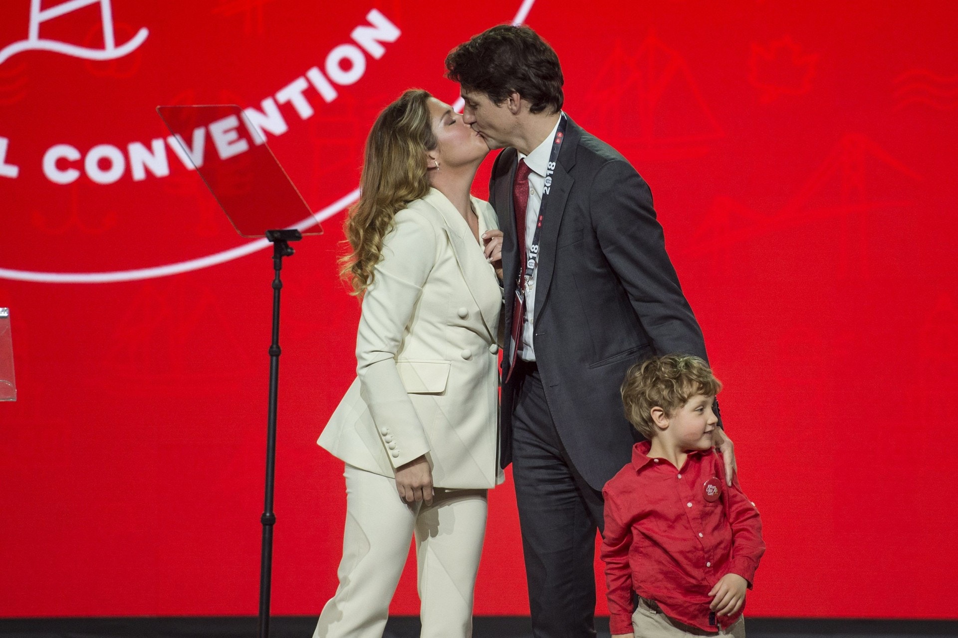 加拿大總理杜魯多（Justin Trudeau）與妻子蘇菲（Sophie Gregoire Trudeau）於2005年結婚，育有3名孩子。圖為二人2018年4月出席聯邦自由黨全國代表大會（Liberal National Convention）時，親密擁吻。（視覺中國）