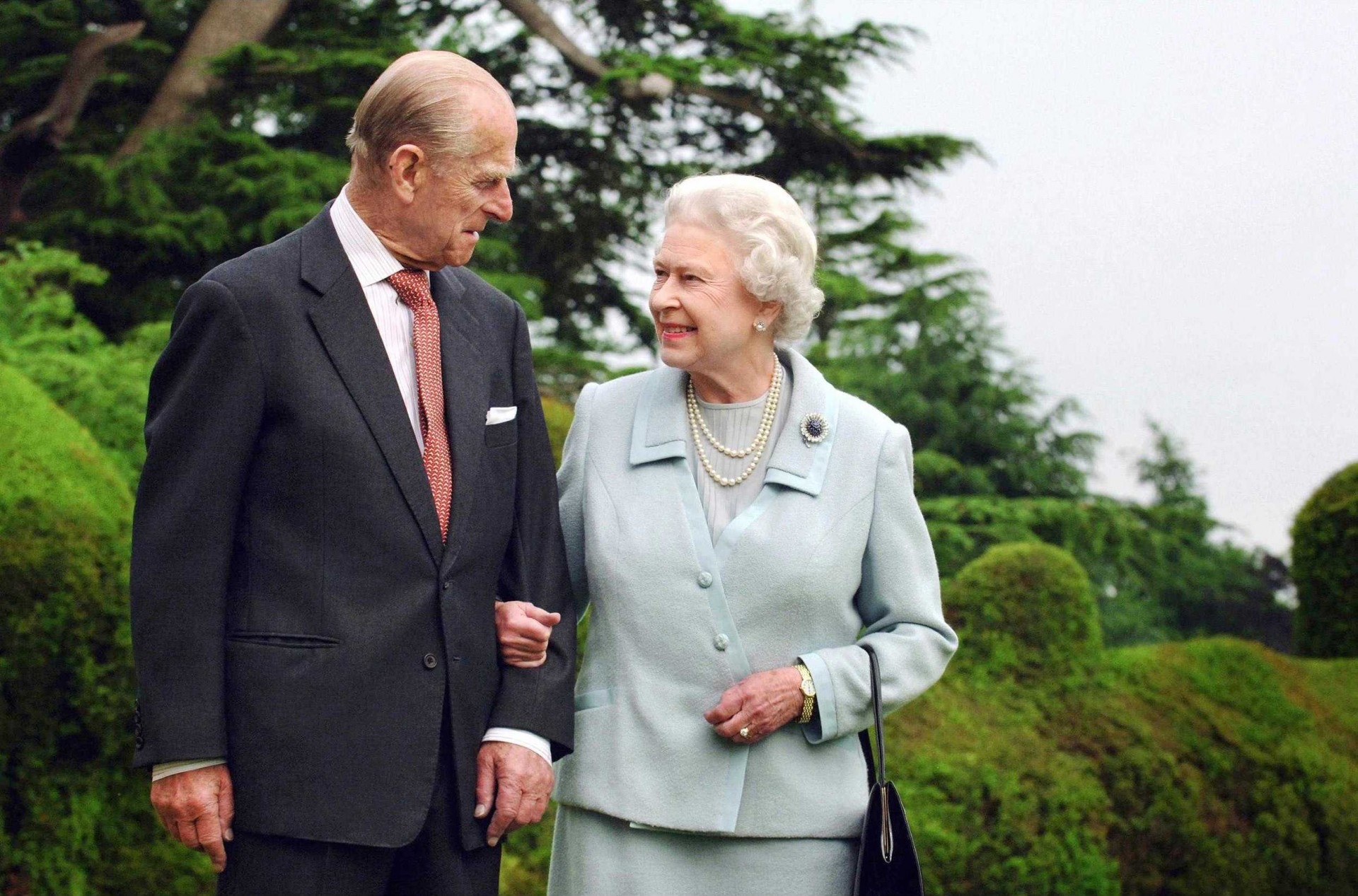 英國女王伊利沙伯二世（Queen Elizabeth II）與菲臘親王（Prince Philip）鶼鰈情深，相知相守逾71年。英女王13歲時便認識菲臘親王，傳聞指女王對他一見鐘情。（視覺中國）