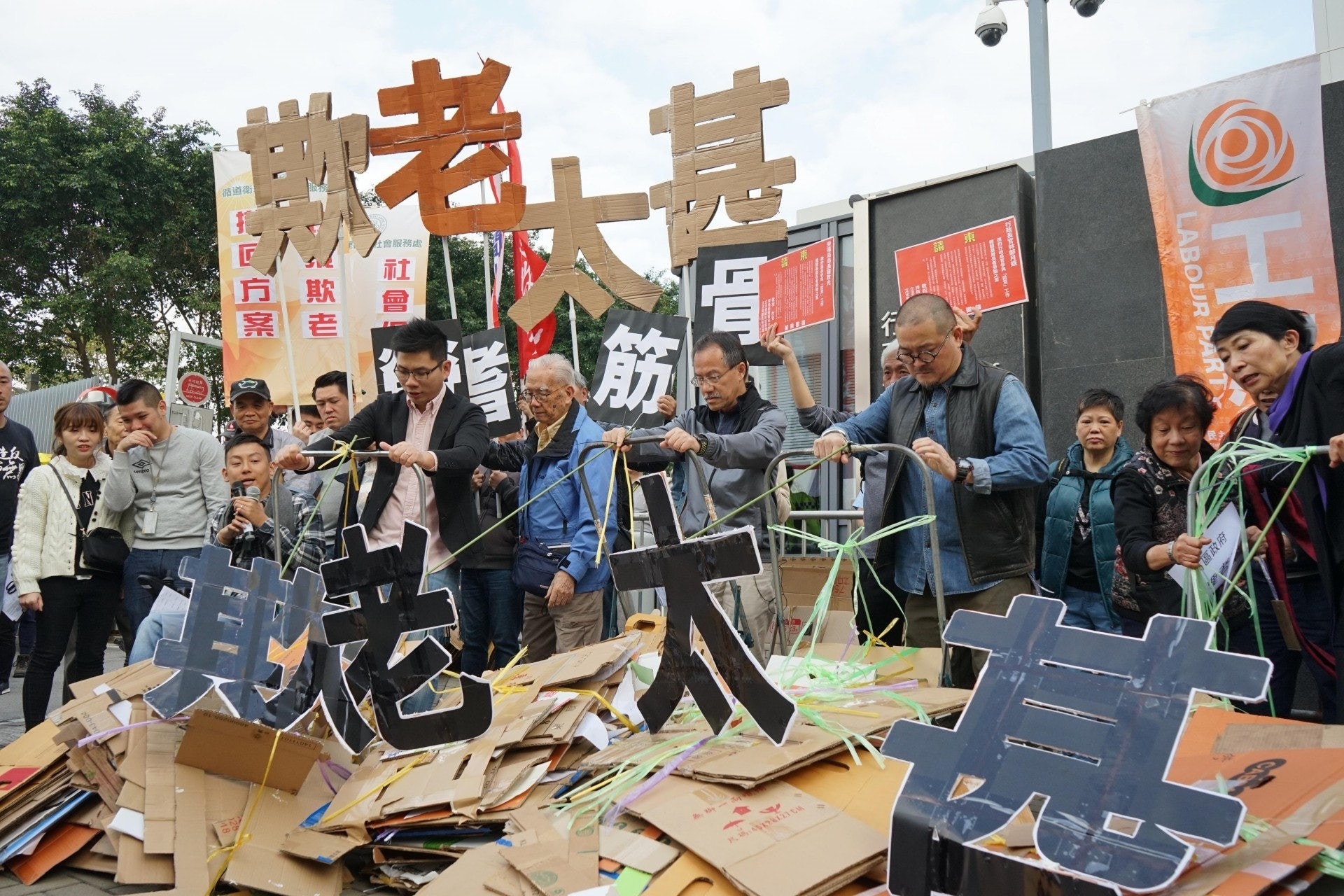 長者綜援：到今年1月，事情急轉直下，由於提高長者綜援門檻預定今年2月1日起實施，引起社會關注。特首林鄭月娥被多次質詢相關問題，其中她回應建制派議員提問時，反指措施「係各位批准嘅」。事件演變成政治風波，連建制派都加入反對，林鄭和勞工及福利局局長羅致光亦成為箭靶。（資料圖片）