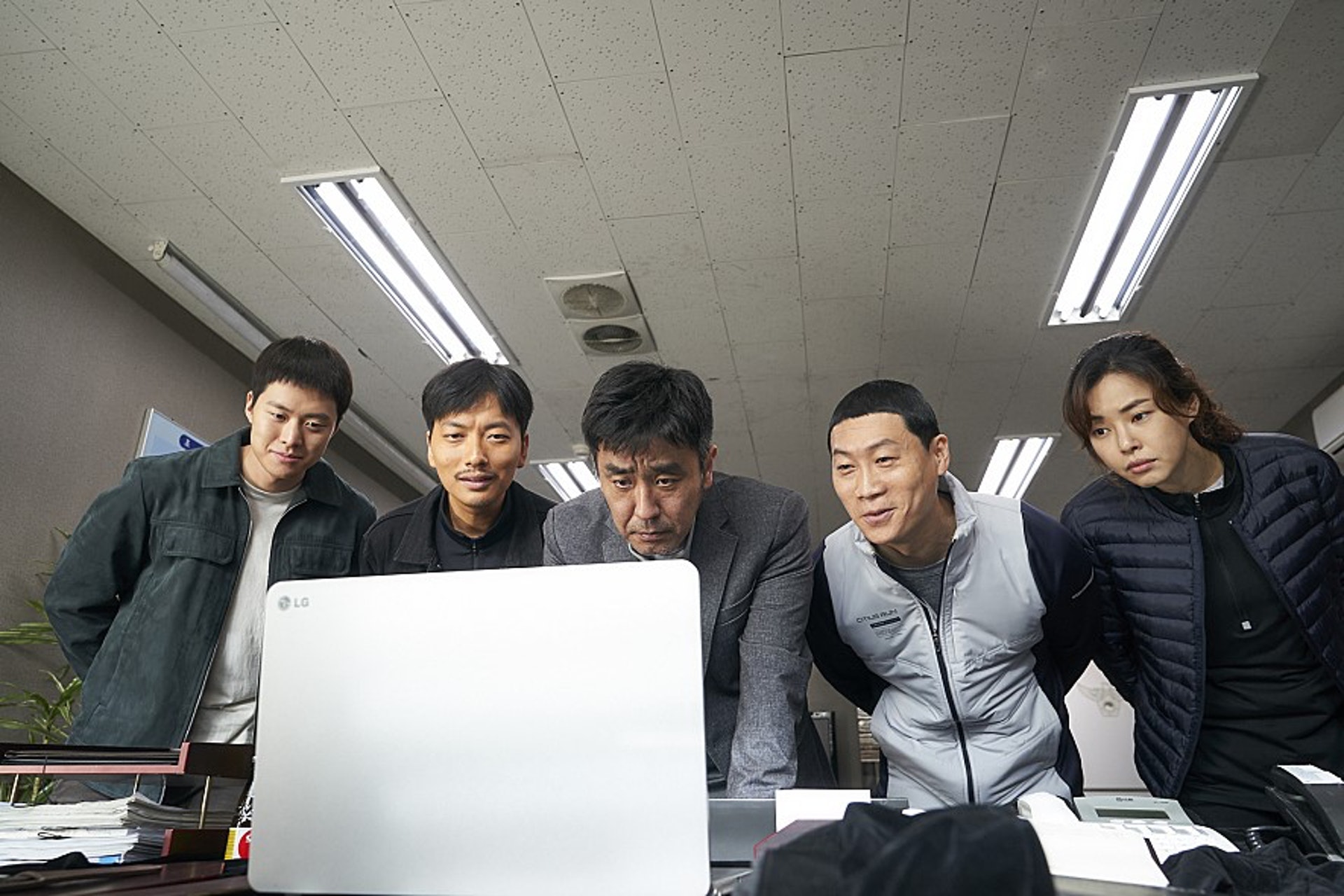 5名刑警查案查到化身賣炸雞,不單只是因為掩飾潛伏,而是組員炸出超好味炸雞,接訂單都接到手軟!(劇照) 5名刑警查案查到化身賣炸雞,不單只是因為掩飾潛伏,而是組員炸出超好味炸雞,接訂單都接到手軟!(劇照)