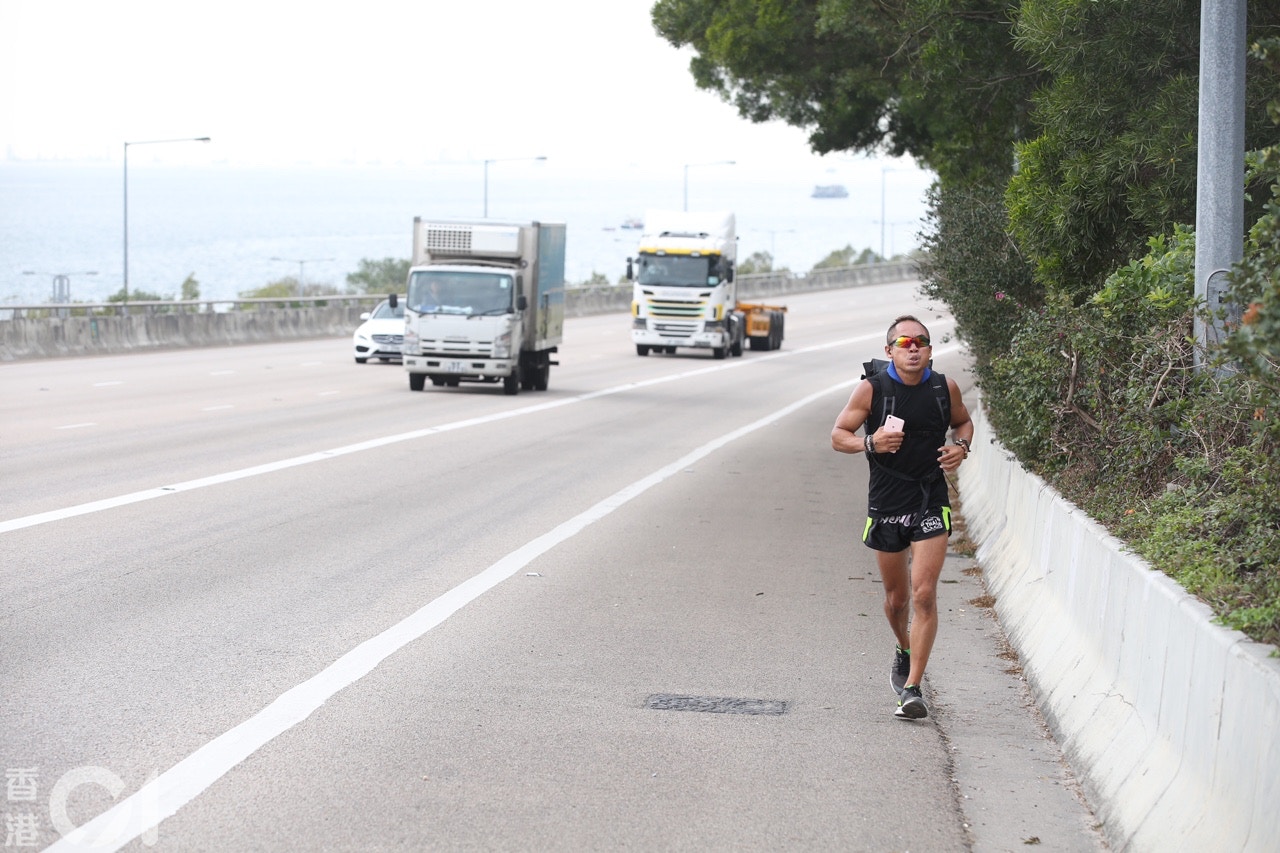 跑手闖屯門公路 重型車旁練跑跑手行錯路 想跑去旺角但冇路 香港01 突發