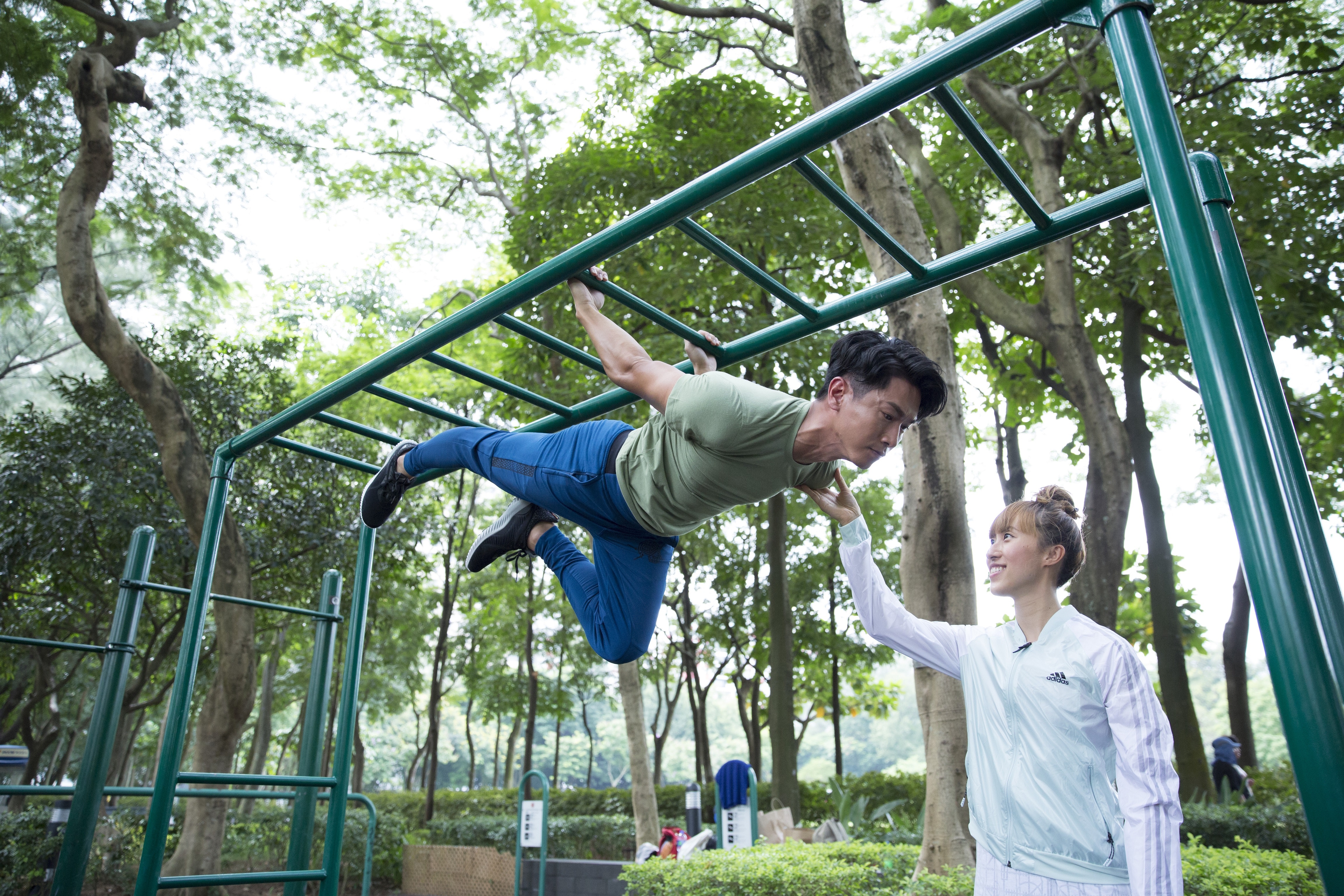 陳柏宇Jason（上）的放鬆方法之一，是街頭健身。著名街頭健身導師Czon（白）在旁協助。（龔嘉盛攝）
