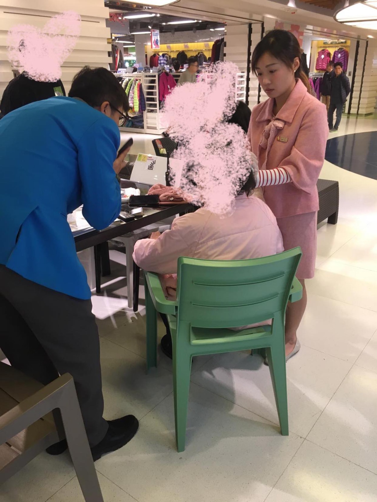 有網民於大埔商場目擊有婆婆意外跌傷頭,1男1女商場職員迅速到場為婆婆治傷,臨危不亂又淡定地安慰對方。(fb群組「Tai Po 大埔」圖片) 有網民於大埔商場目擊有婆婆意外跌傷頭,1男1女商場職員迅速到場為婆婆治傷,臨危不亂又淡定地安慰對方。(fb群組「Tai Po 大埔」圖片)