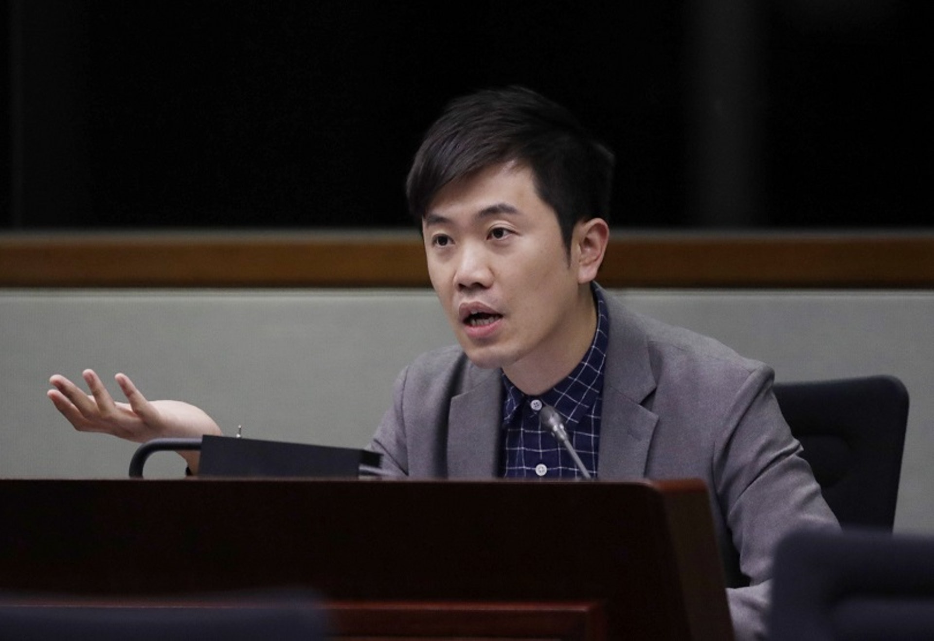 熱血公民鄭松泰亦質疑,當局如何界定何為政治性質罪行,如涉及國家安全、及「銅鑼灣書店書商案」,是否可向內地交人等。(余俊亮攝) 熱血公民鄭松泰亦質疑,當局如何界定何為政治性質罪行,如涉及國家安全、及「銅鑼灣書店書商案」,是否可向內地交人等。(余俊亮攝)