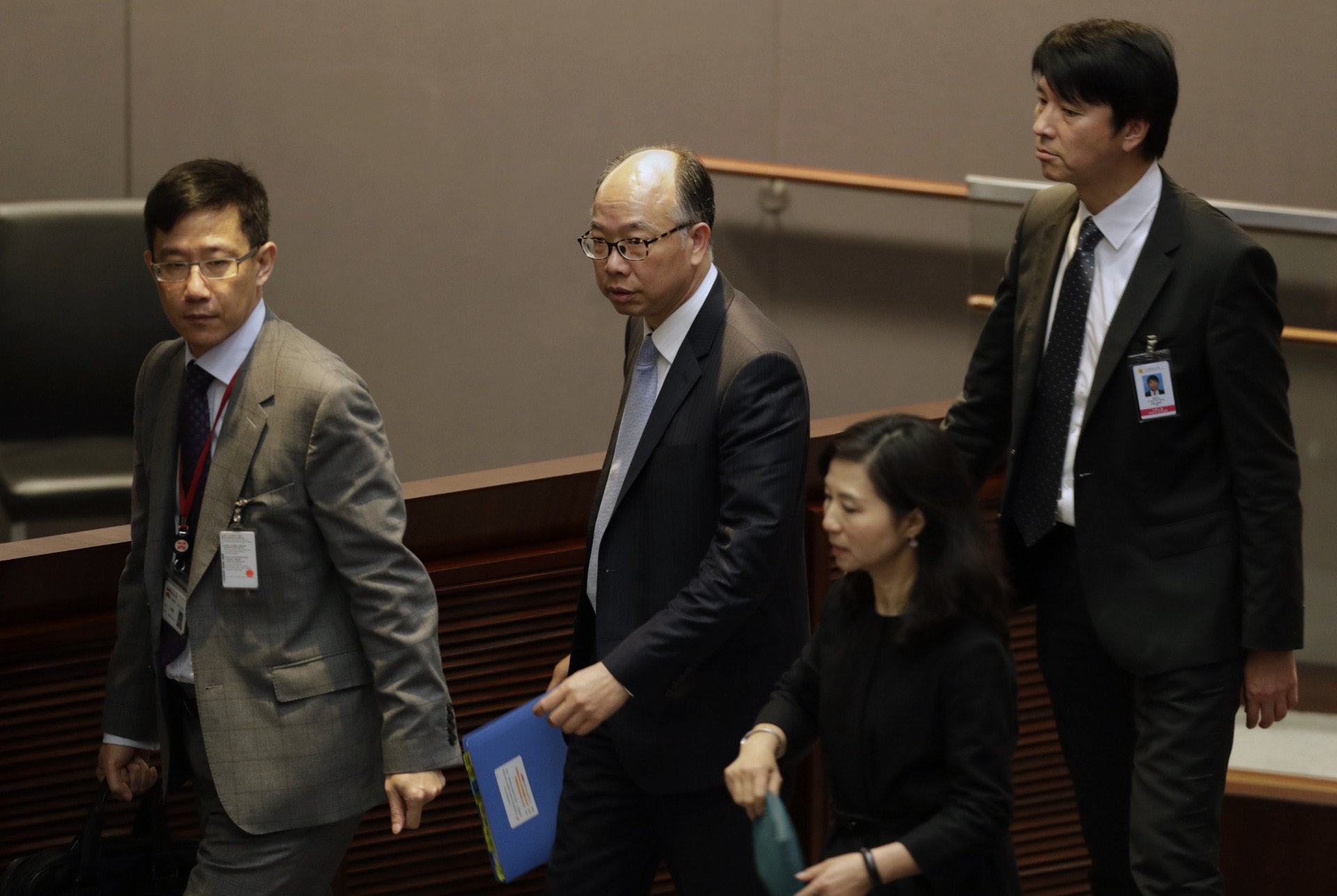 運房局局長陳帆(左二)及運輸署署長陳派明(右一)今(15日)出席立法會會議,交代港珠澳大橋工程遲交RISC表格事宜。(余俊亮攝) 運房局局長陳帆(左二)及運輸署署長陳派明(右一)今(15日)出席立法會會議,交代港珠澳大橋工程遲交RISC表格事宜。(余俊亮攝)