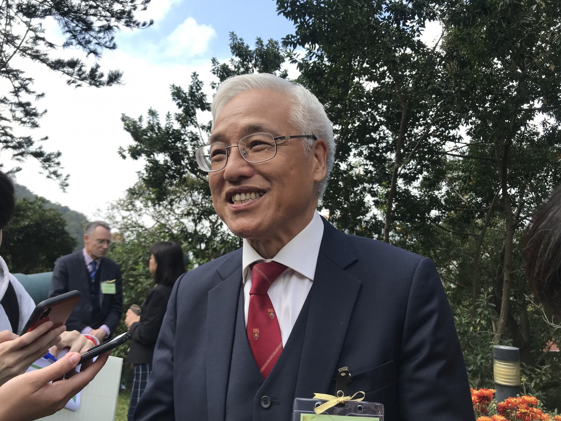港大暫任首席副校長譚廣亨今日(15日)出席港大傳媒春茗時稱,辭任暫任首副是與大學的共識,未來希望花時間進行科研及臨床工作。(鄧穎琳攝) 港大暫任首席副校長譚廣亨今日(15日)出席港大傳媒春茗時稱,辭任暫任首副是與大學的共識,未來希望花時間進行科研及臨床工作。(鄧穎琳攝)