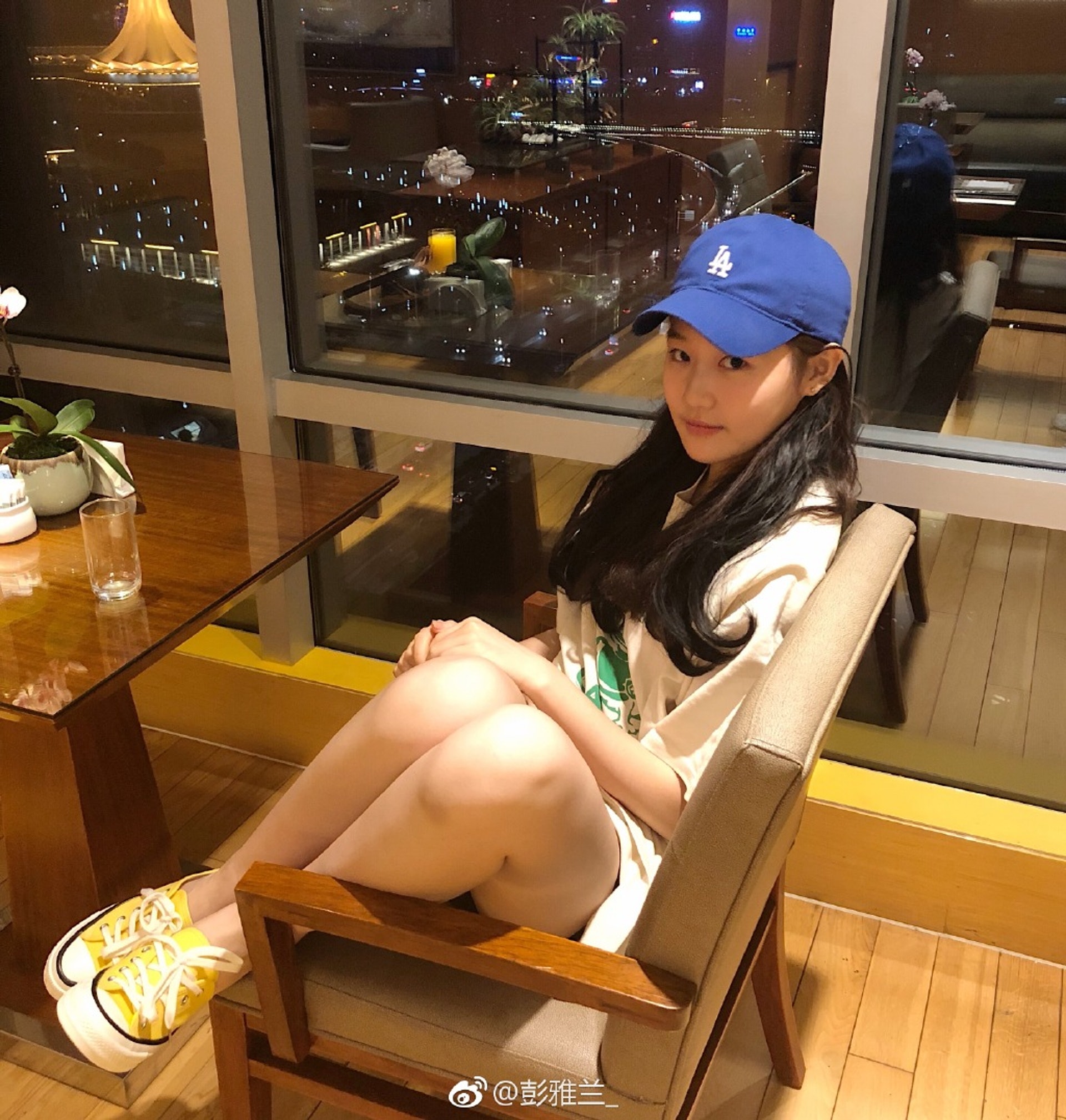 20歲的林真不時在微博上載生活照,粉絲人數近8.8萬人。(微博「林真Mandy」圖片) 20歲的林真不時在微博上載生活照,粉絲人數近8.8萬人。(微博「林真Mandy」圖片)