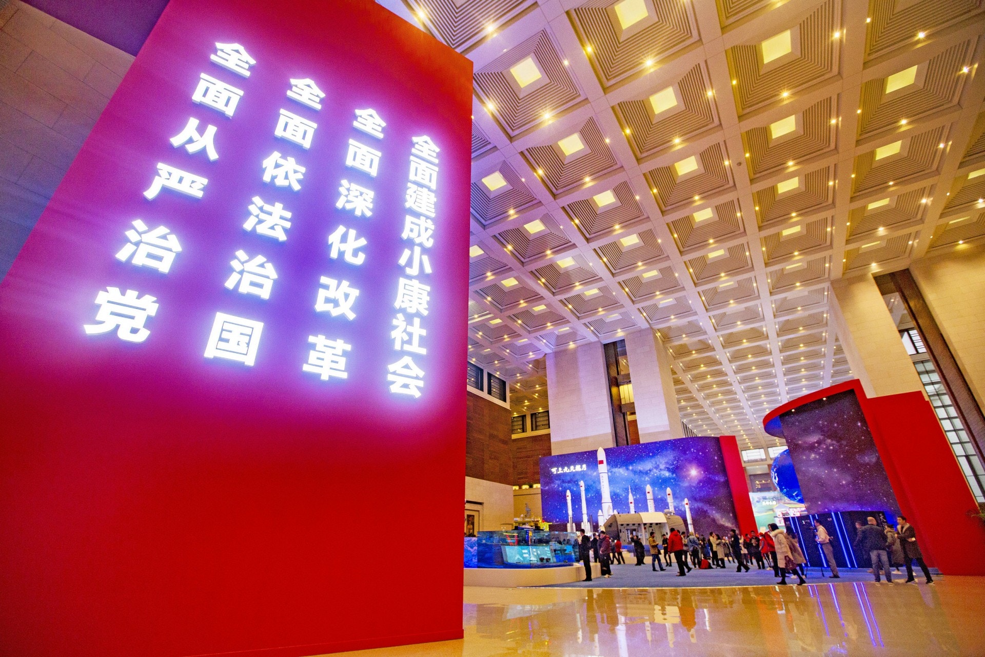 習近平稱「全面推進依法治國必須走對路，走適合自己的法治道路」，「決不能照搬別國模式和做法，決不能走西方『憲政』、『三權鼎立』、『司法獨立』的路子」。（視覺中國）